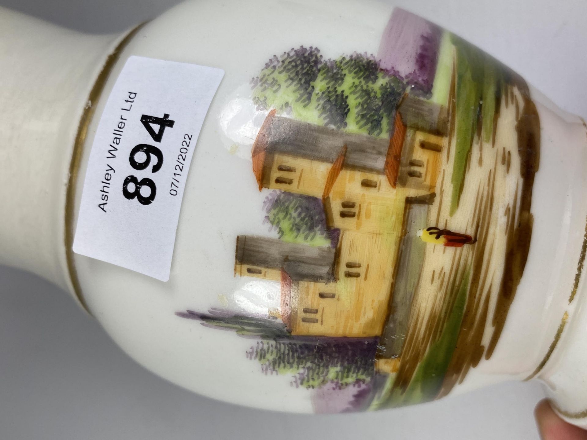 A 19TH CENTURY PORCELAIN JUG WITH HAND PAINTED MANOR HOUSE DESIGN - Image 4 of 4