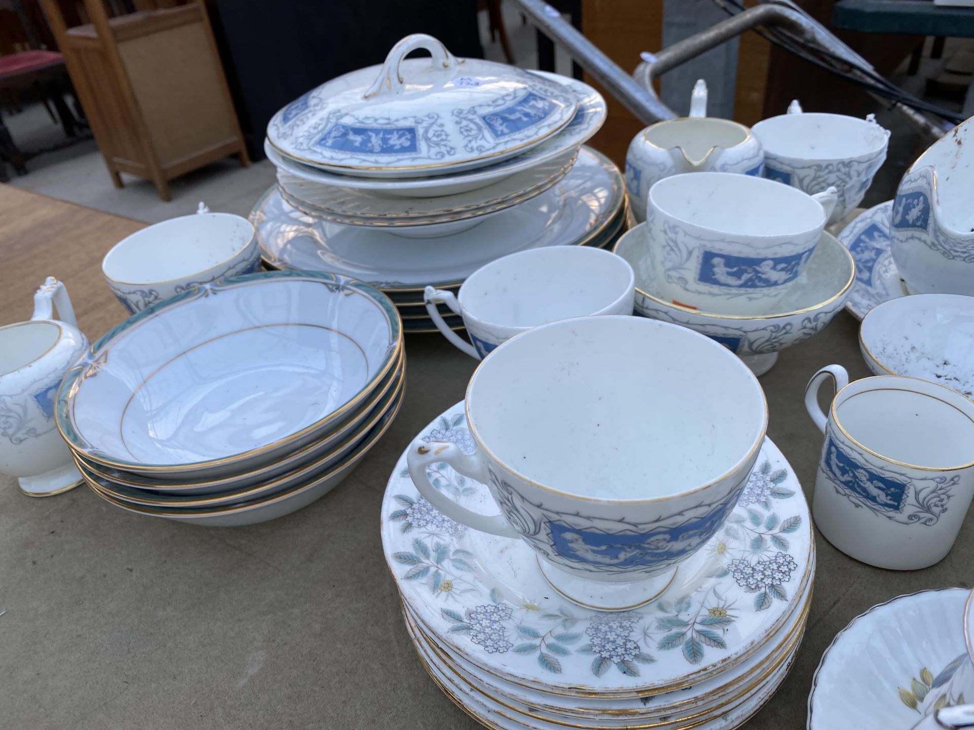 A LARGE ASSORTMENT OF CERAMIC ITEMS TO INCLUDE COALPORT CUPS, JUG AND GRAVY BOATS ETC - Image 3 of 4