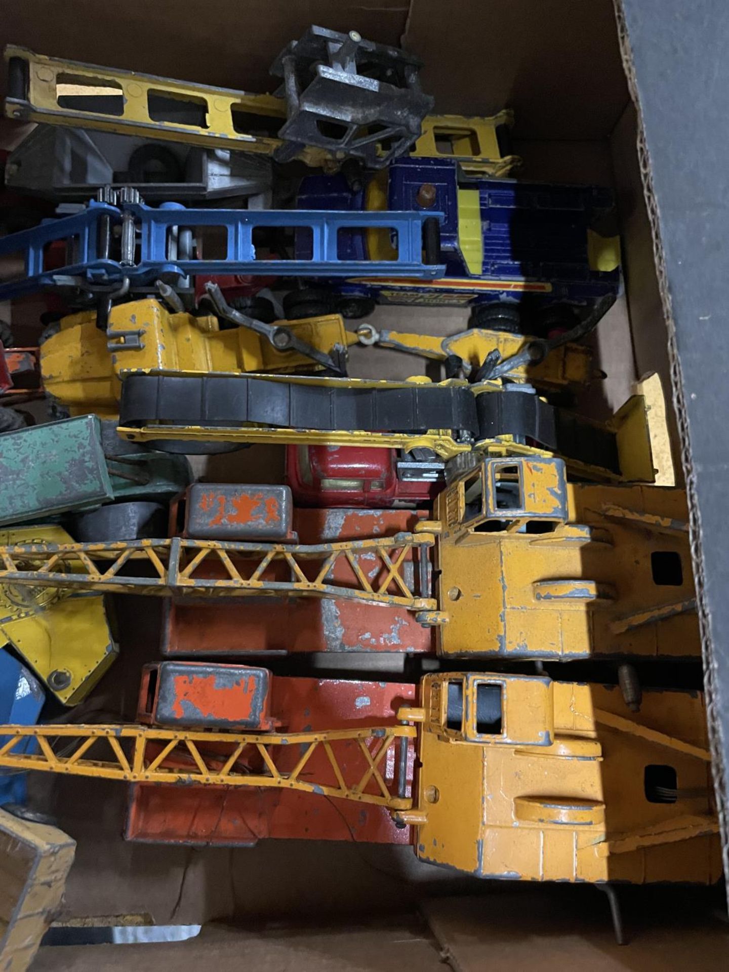A COLLECTION OF VINTAGE TOY WAGONS AND CRANES - Image 3 of 3
