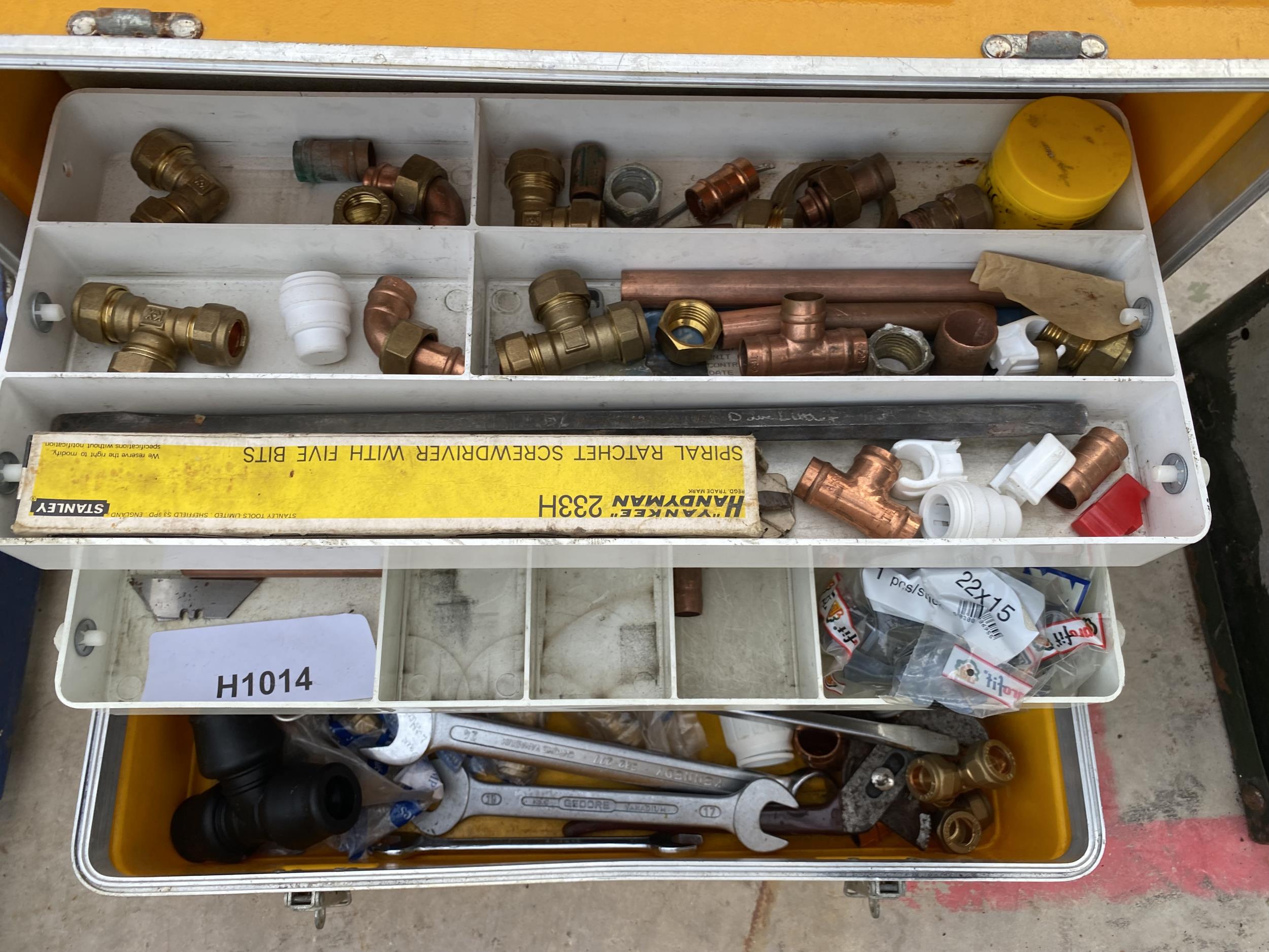 A PLASTIC TOOL BOX CONTAINING A NUMBER OF BRASS AND COPPER PIPE FITTINGS - Image 2 of 2