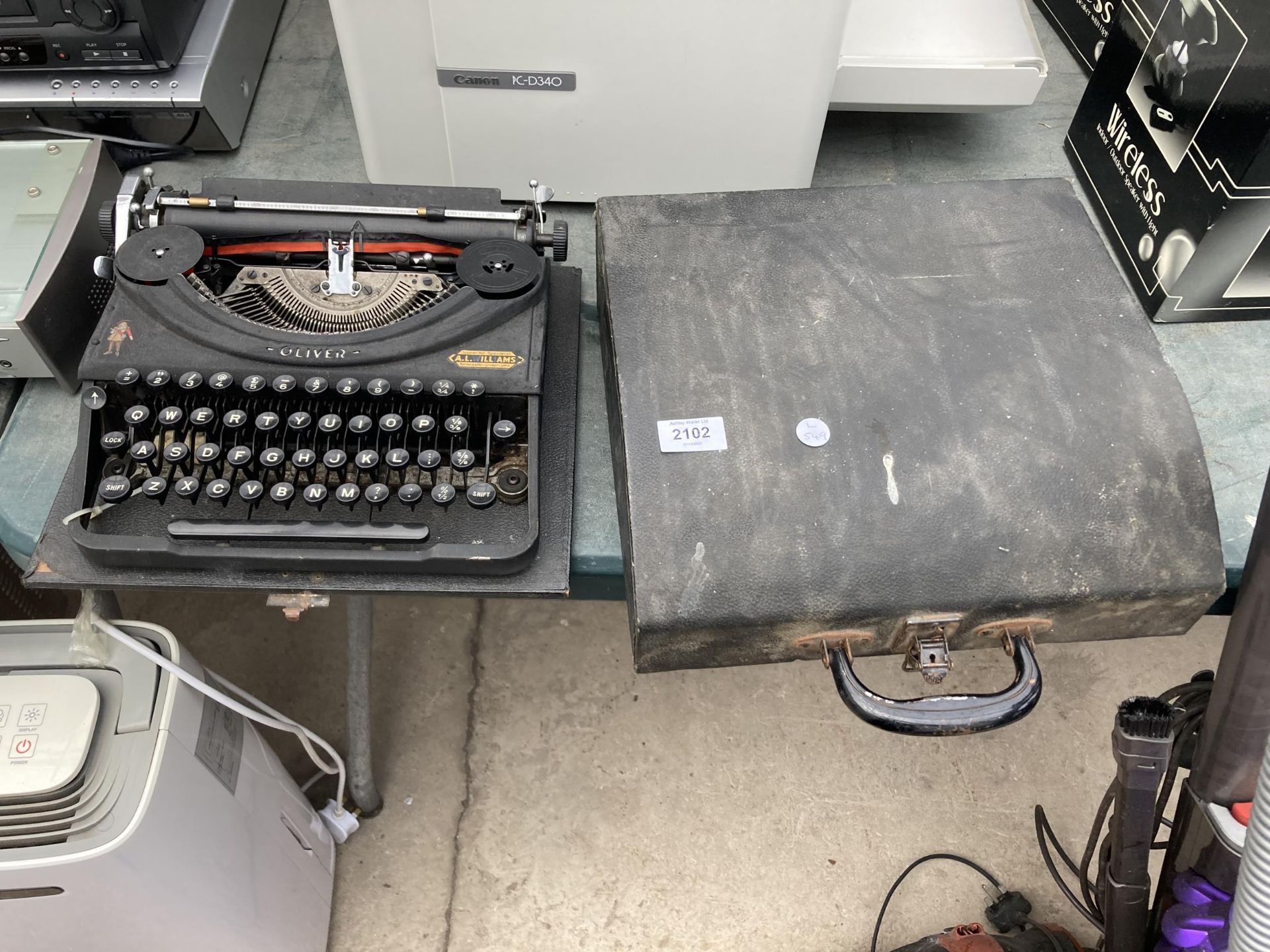 A VINTAGE OLIVER TYPEWRITER WITH CARRY CASE