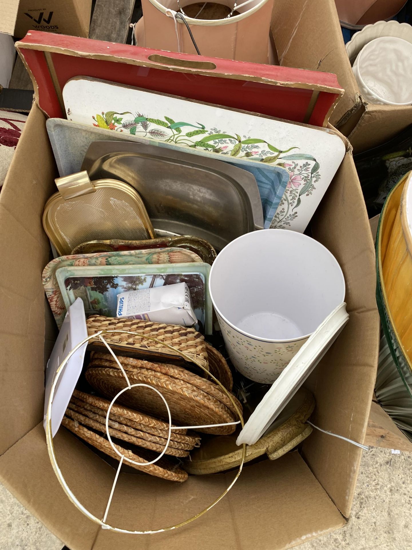 AN ASSORTMENT OF HOUSEHOLD CLEARANCE ITEMS TO INCLUDE TRAYS AND LIGHT SHADES ETC - Image 2 of 4