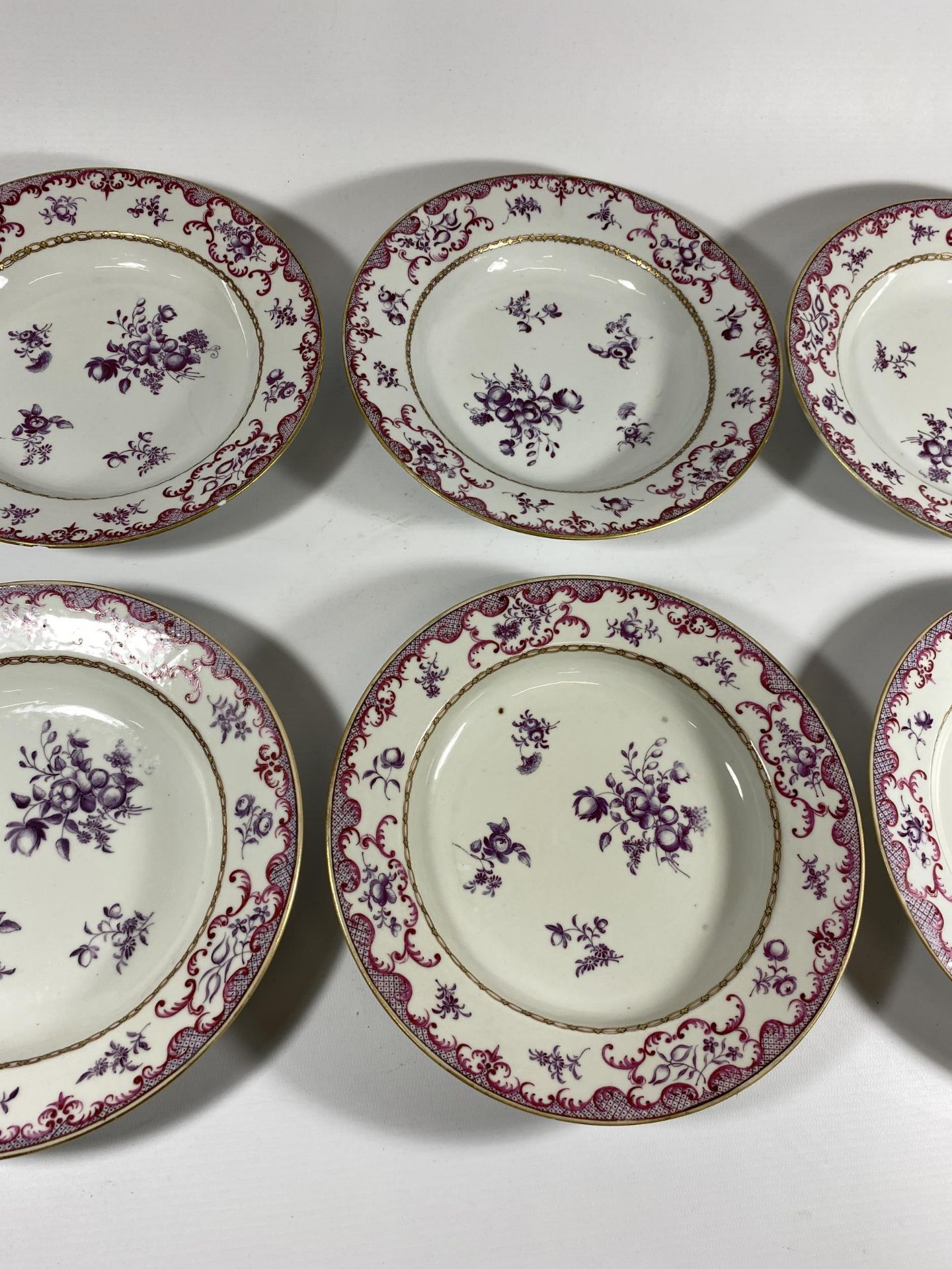 A SET OF SIX EARLY-MID 19TH CENTURY PORCELAIN HAND PAINTED DISHES, UNMARKED, DIAMETER 23CM - Bild 3 aus 5