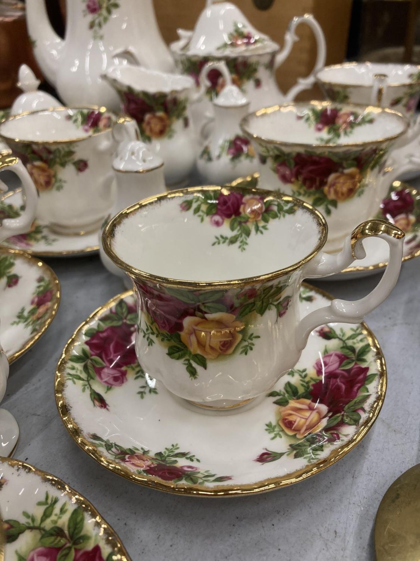 A LARGE QUANTITY OF ROYAL ALBERT 'OLD COUNTRY ROSES' TEAWARE TO INCLUDE A TEAPOT, COFFEE POT, - Image 2 of 3