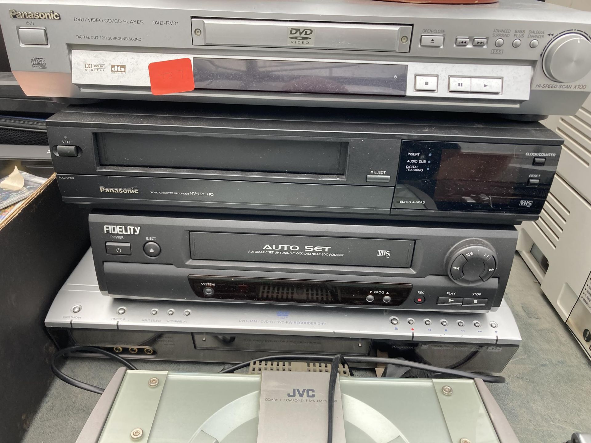 A LARGE ASSORTMENT OF ELECTRICALS TO INCLUDE A JVC CD PLAYER, A FIDELITY VHS PLAYER AND A - Image 2 of 3