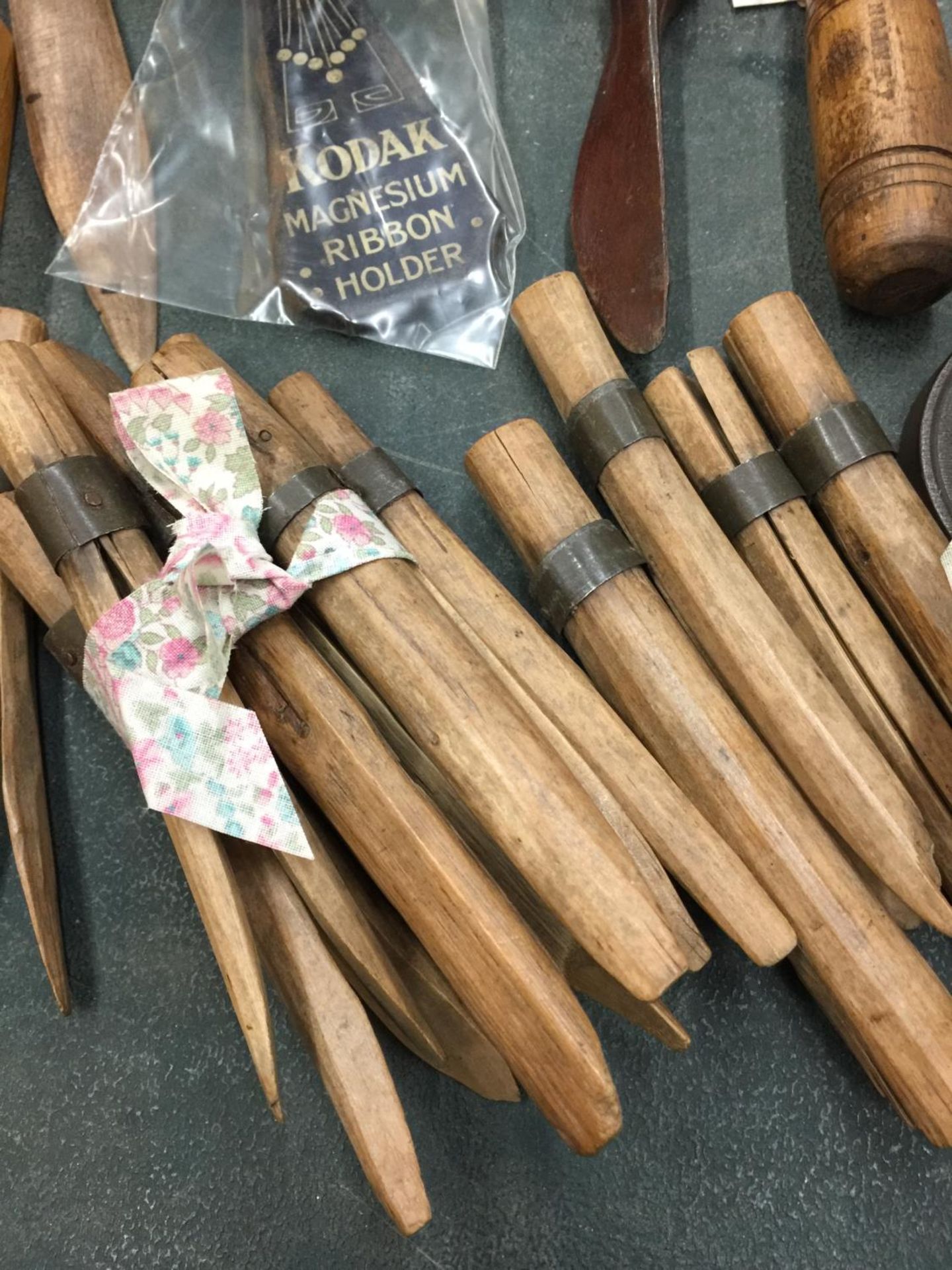 A MIXED LOT OF TREEN ITEMS TO INCLUDE BLACK FOREST BEARS, WOODEN PEGS, A BRIDGE BOX, EBONY PAPER - Bild 4 aus 4