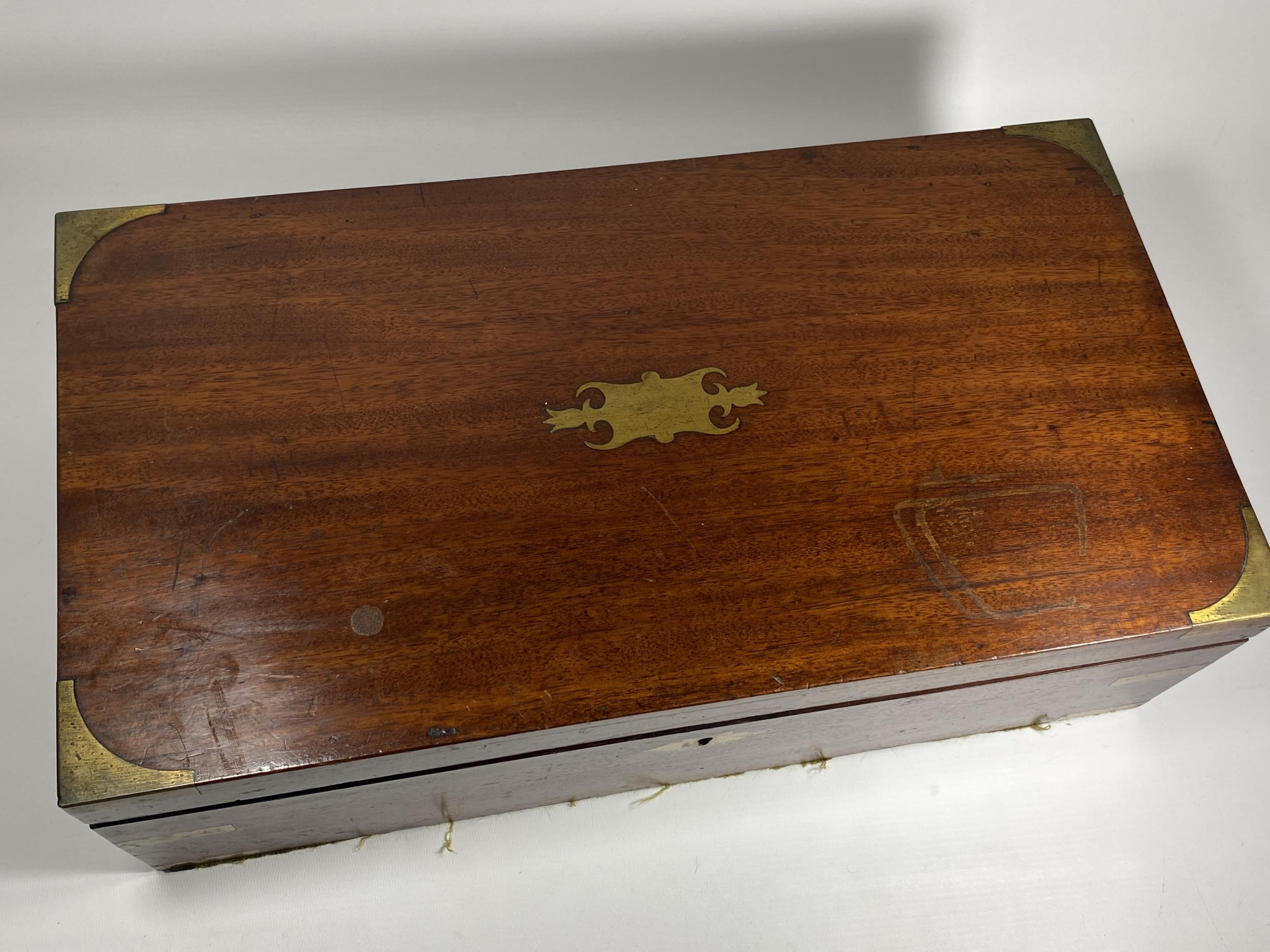 A MAHOGANY AND BRASS BOUND WRITING SLOPE, 17 X 27 X 50CM - Image 2 of 3