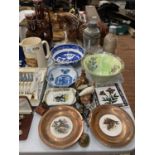 A MIXED LOT TO INCLUDE A SHIRE HORSE, COPELAND SPODE WILLOW PATTERN BOWL, ARTHUR WOOD LUSTREWARE