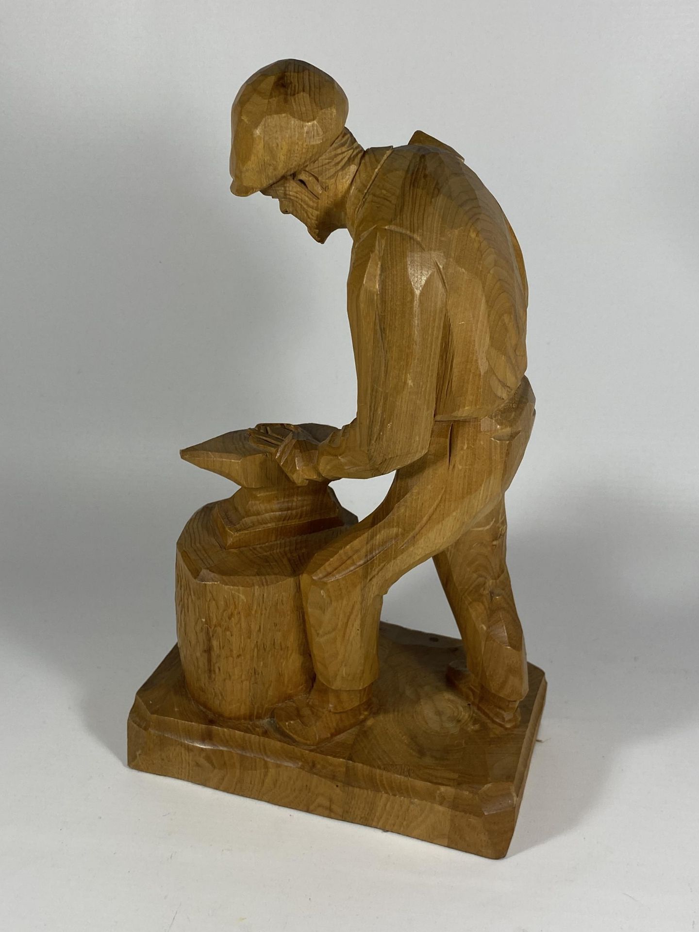 A CARVED WOODEN MODEL OF A BLACKSMITH - Image 3 of 3