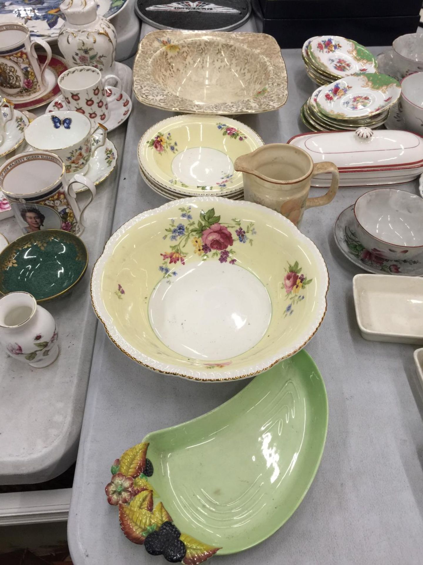 A QUANTITY OF BOWLS TO INCLUDE WOODS IVORY WARE, CARLTON WARE AND EMPIRE