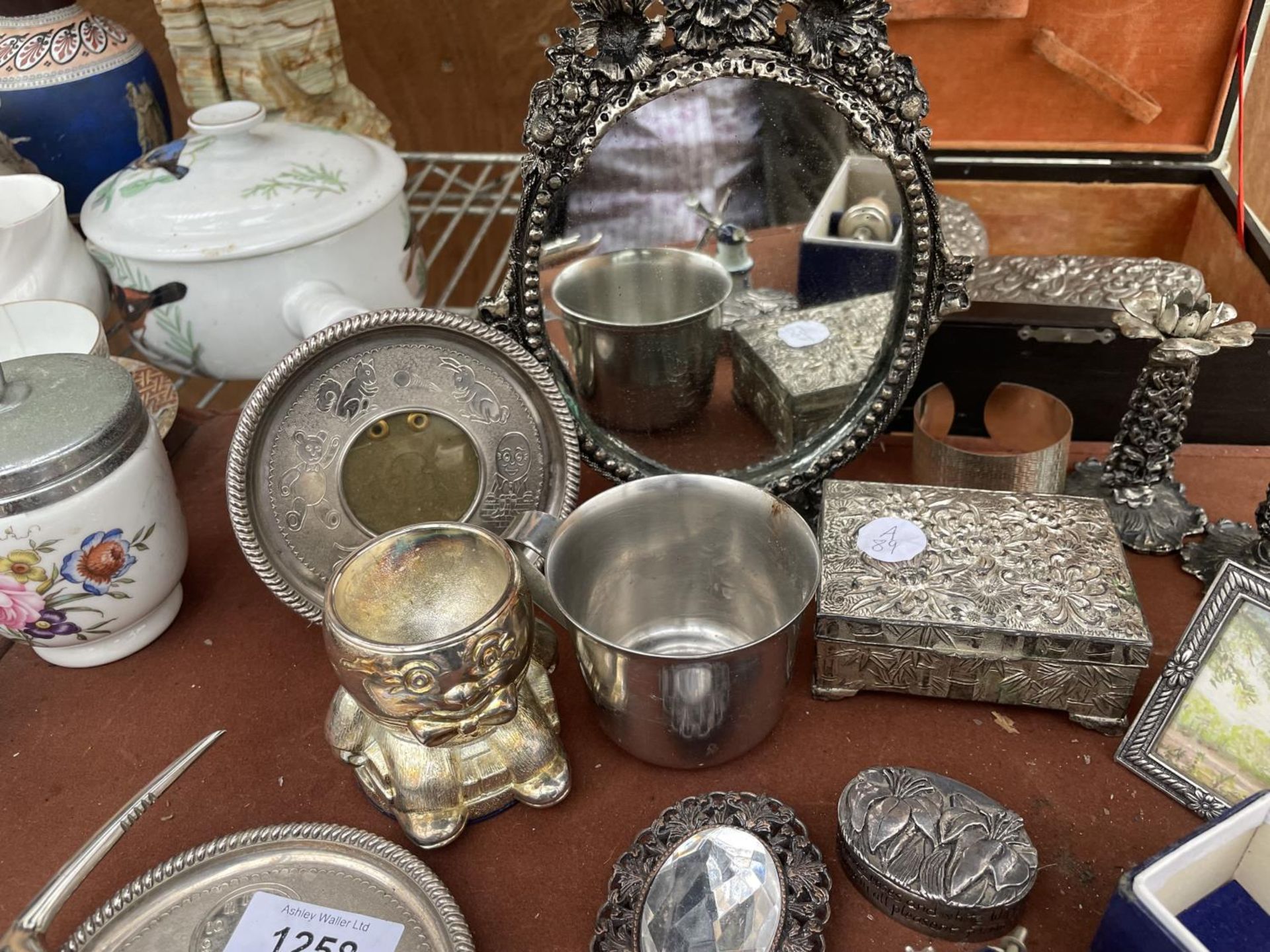 AN ASSORTMENT OF METAL WARE ITEMS TO INCLUDE TRINKET BOXES, A VANITY SET AND A DECORATIVE MIRROR ETC - Image 4 of 4