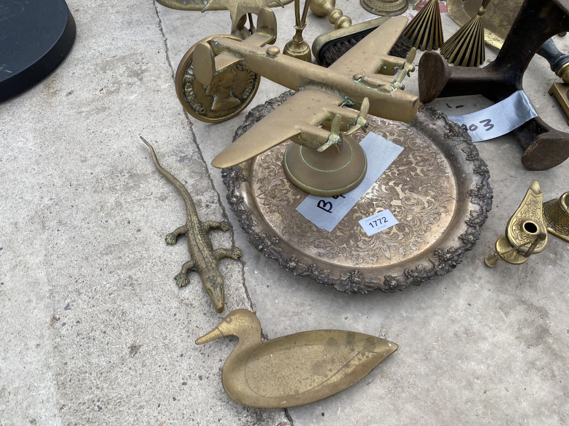 A LARGE ASSORTMENT OF MAINLY BRASS ITEMS TO INCLUDE A COBBLERS LAST, BRASS VASES AND A LARGE BRASS - Image 2 of 7