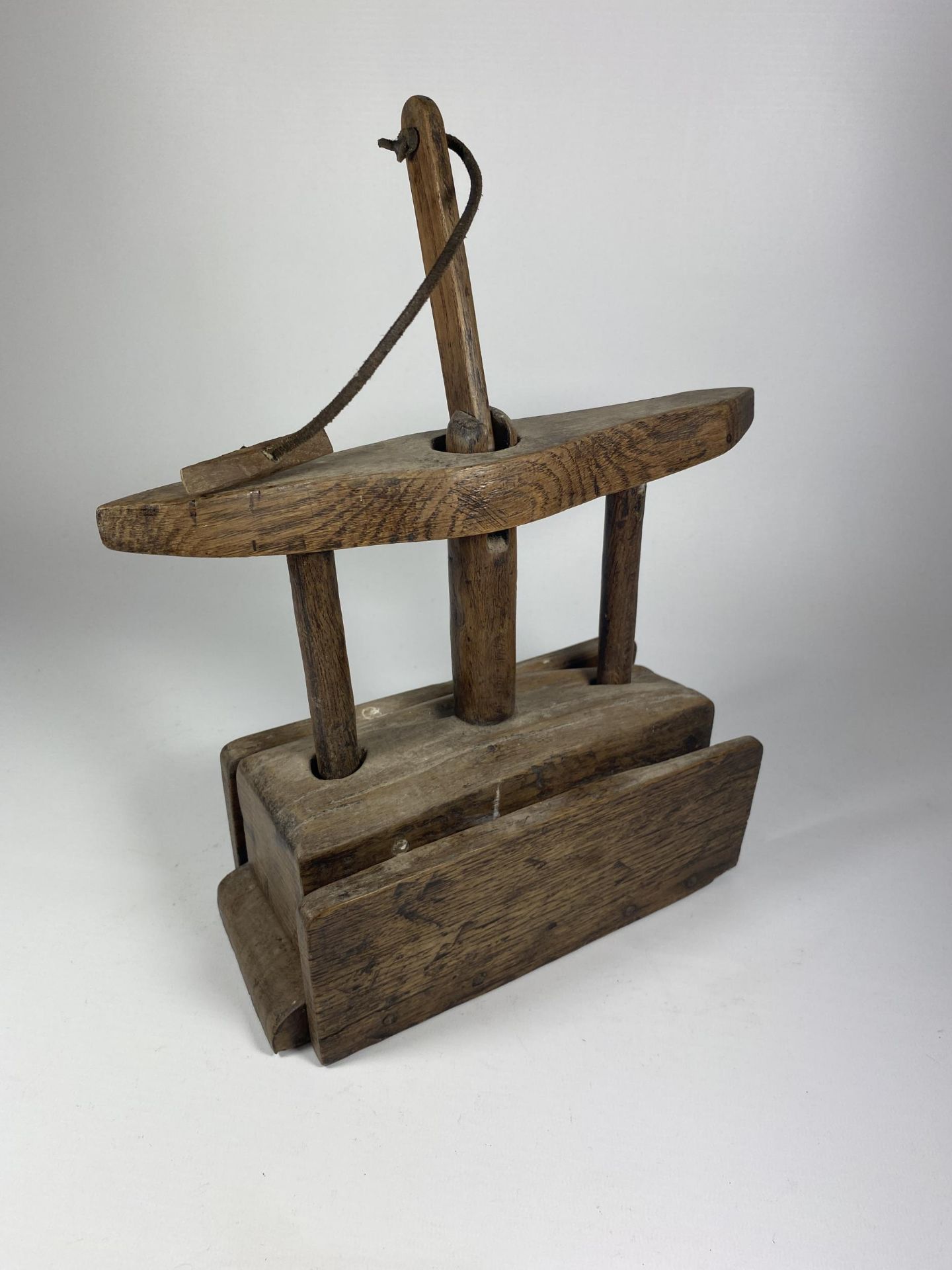 AN UNUSUAL 18TH CENTURY OAK WOODEN MOUSETRAP, HEIGHT 28CM - Image 4 of 4