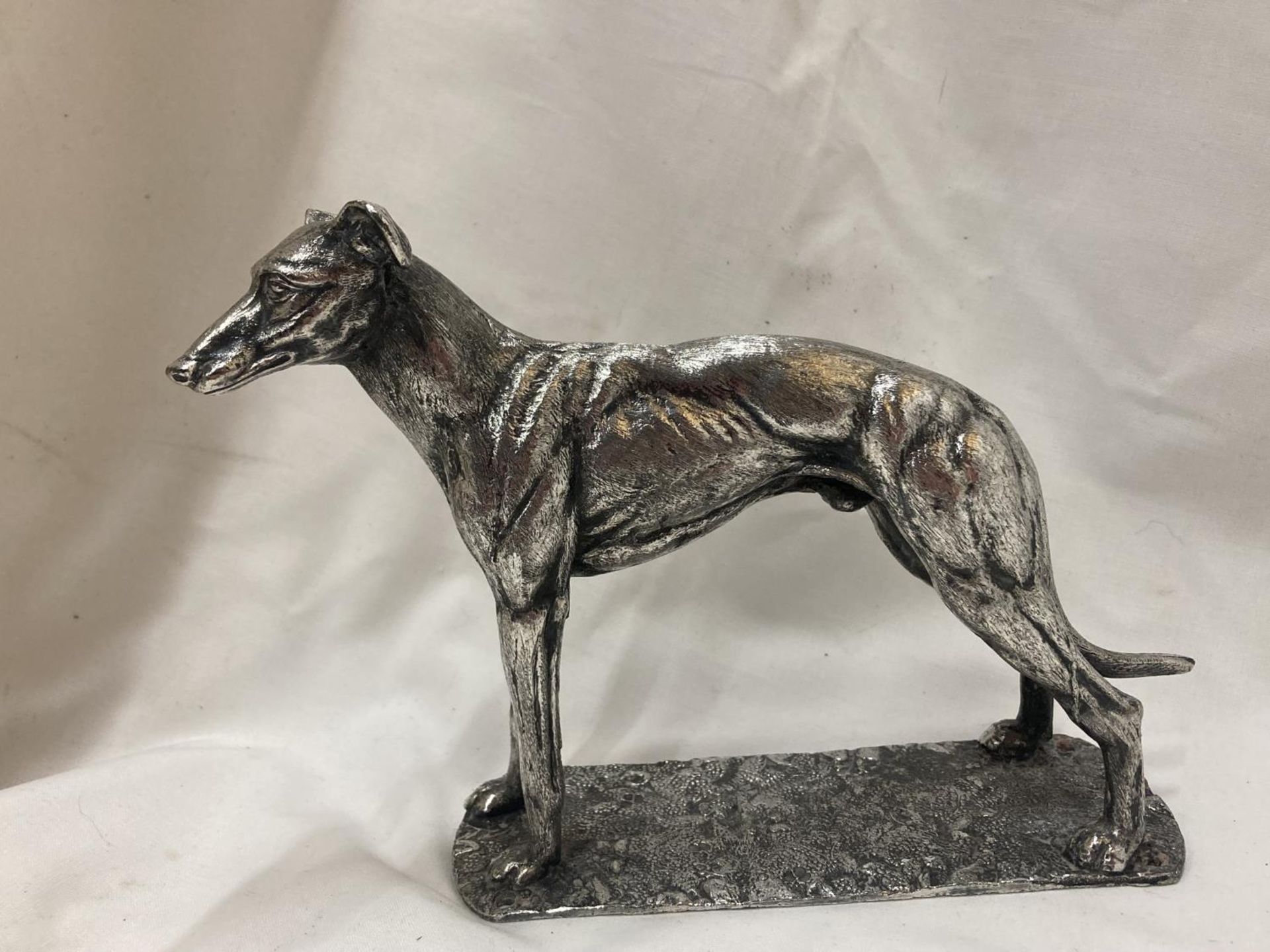 A SILVER CHROMED FIGURE OF A STANDING GREYHOUND HEIGHT 14CM - Image 3 of 3