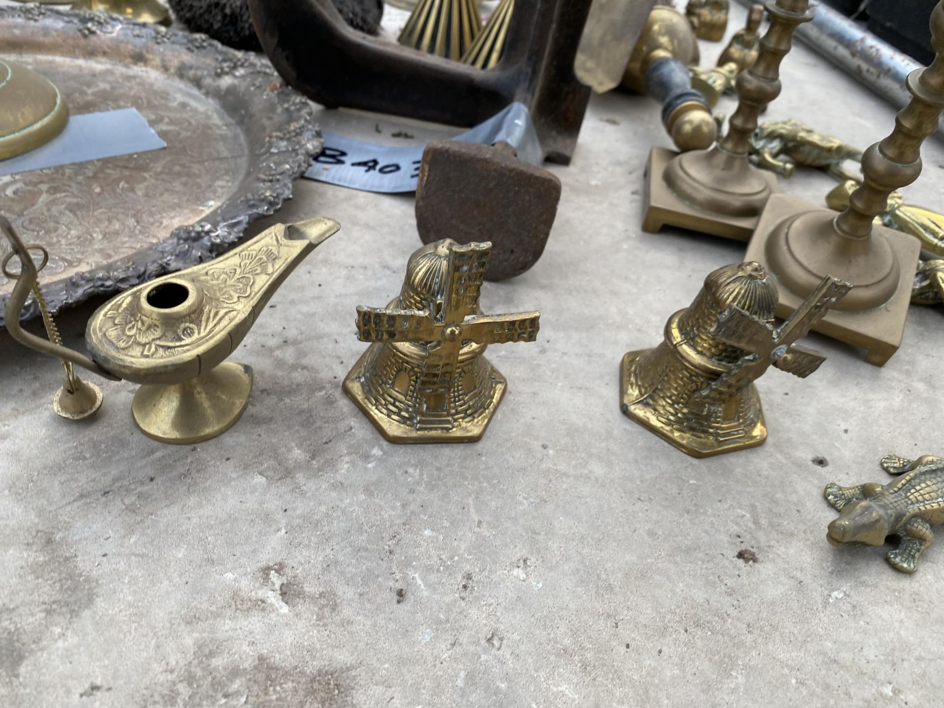 A LARGE ASSORTMENT OF MAINLY BRASS ITEMS TO INCLUDE A COBBLERS LAST, BRASS VASES AND A LARGE BRASS - Image 6 of 7