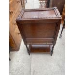 AN EARLY 20TH CENTURY OAK WORKBOX/TABLE WITH SLIDING TOP SECTION AND SINGLE DRAWER ON BARLEY TWIST