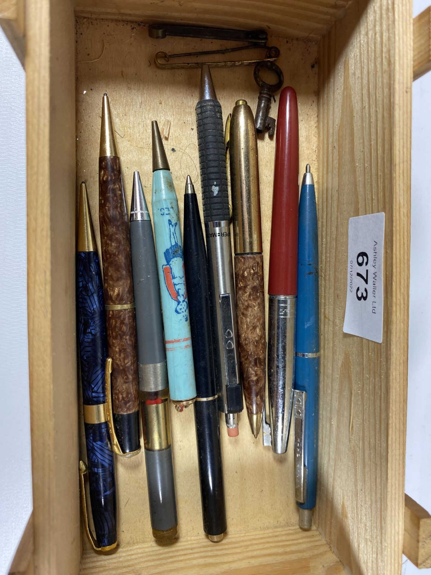 A MIXED LOT OF VINTAGE PENS