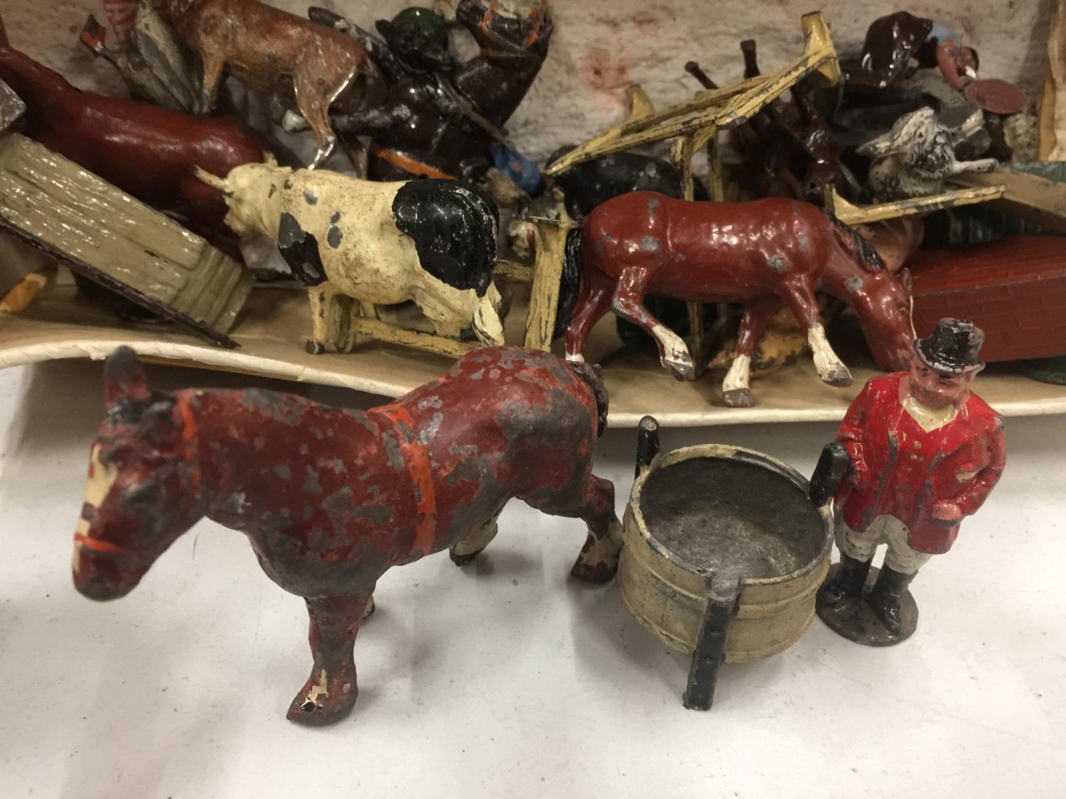 A QUANTITY OF VINTAGE METAL FARM YARD TOYS TO INCLUDE BLACKSMITH'S FORGE, DOG KENNEL, FENCES, - Image 3 of 3