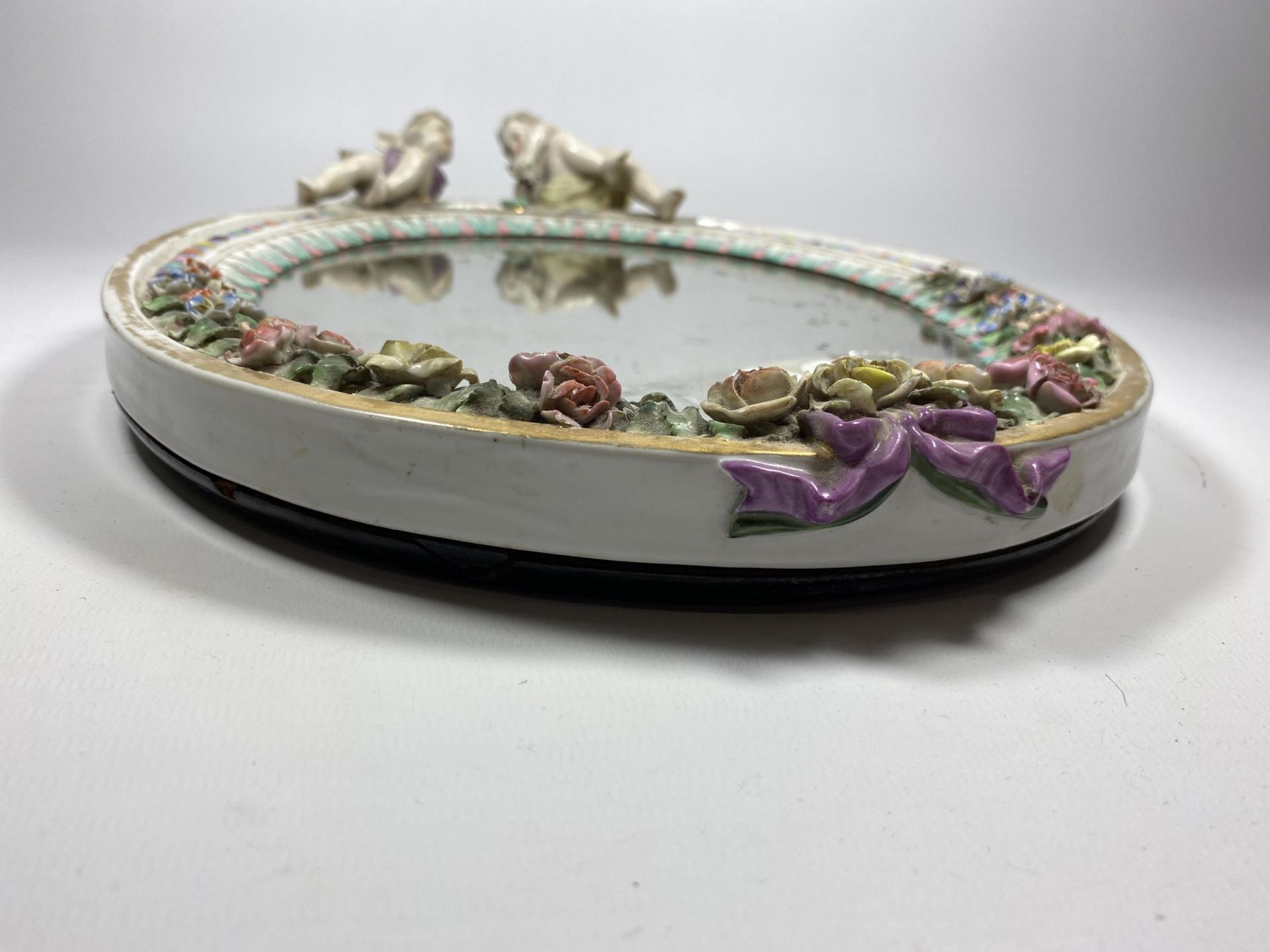 A CONTINENTAL PORCELAIN MIRROR WITH CHERUB AND FLORAL DESIGN - Image 3 of 4