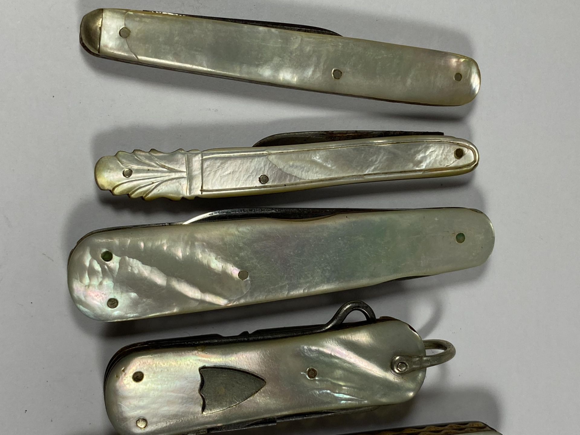 A SET OF SEVEN VINTAGE MOTHER OF PEARL FRUIT KNIVES - Image 2 of 3