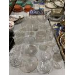 A QUANTITY OF VINTAGE GLASSWARE TO INCLUDE BOWLS, JARS, DISHES, GLASSES, ETC