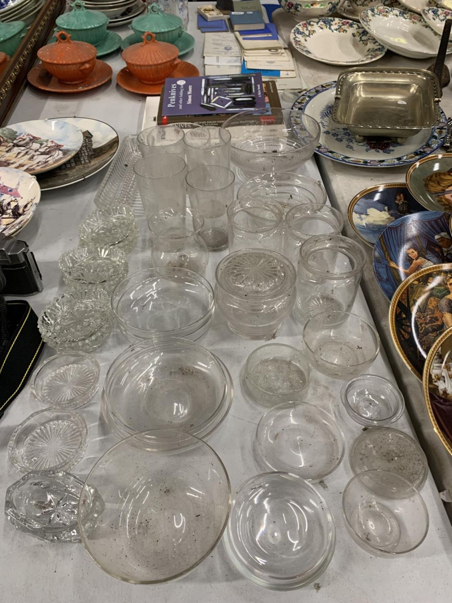 A QUANTITY OF VINTAGE GLASSWARE TO INCLUDE BOWLS, JARS, DISHES, GLASSES, ETC