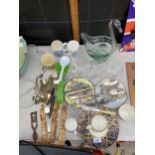 AN ASSORTMENT OF ITEMS TO INCLUDE CERAMIC PLATES, GLASS WARE AND FLAT WARE ETC