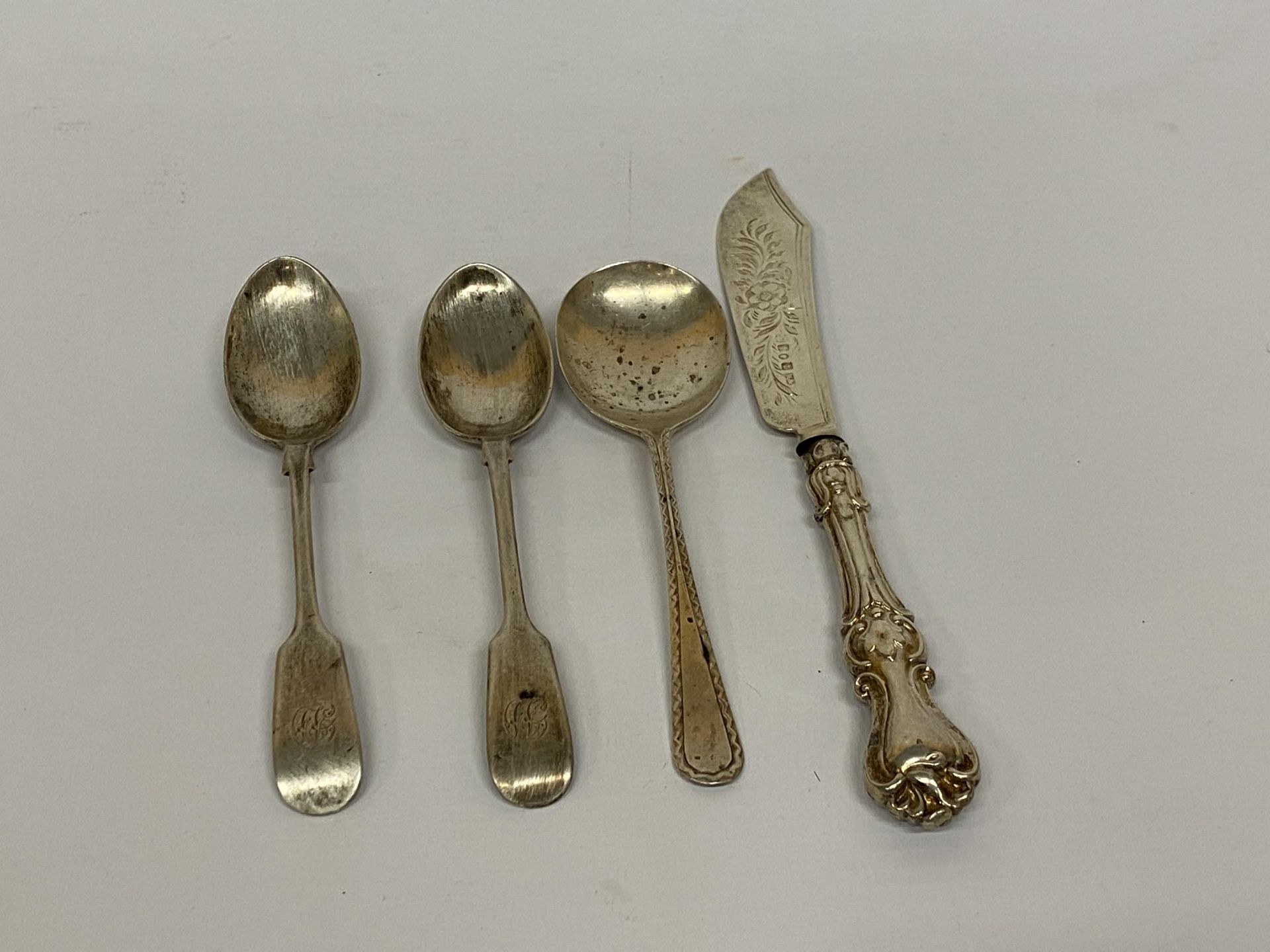 FOUR HALLMARKED SILVER ITEMS - 2 X MATCHING SPOONS, FURTHER SPOON AND FISH KNIFE WITH EPNS HANDLE,