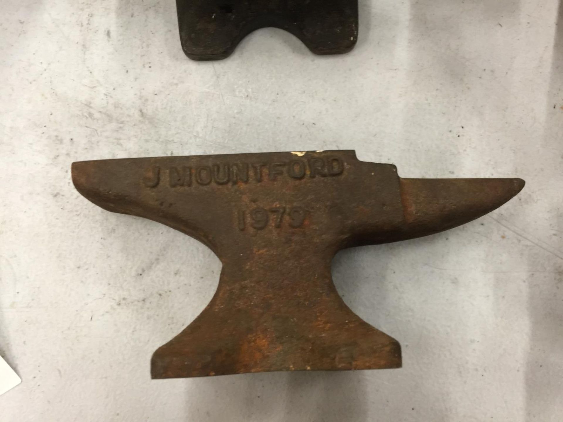 TWO MINIATURE SALES REPRESENTITIVE'S CAST IRON ANVILS, J MOUNTFORD 1979 AND MASON & BURNS LTD - Image 2 of 3