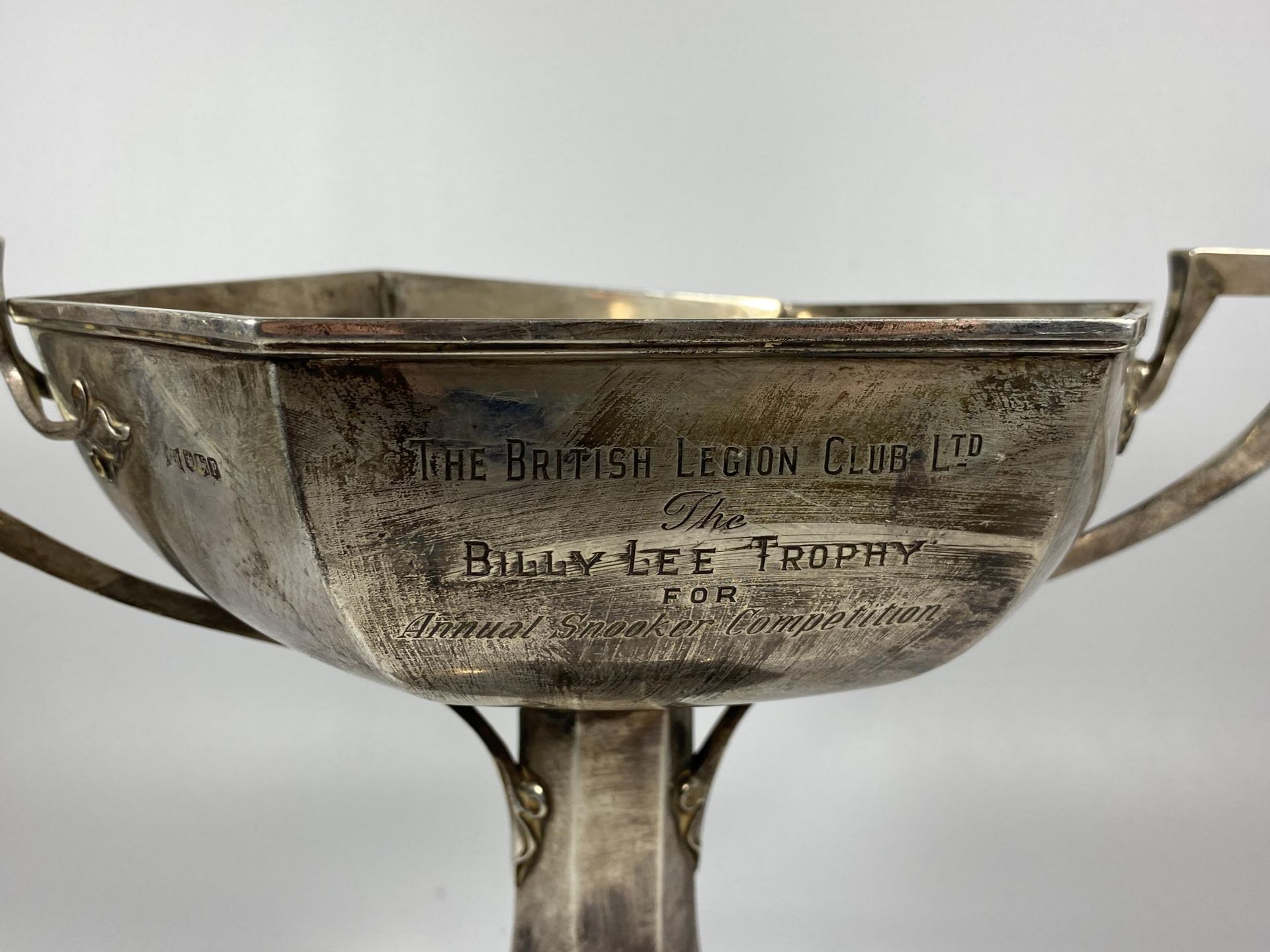 A GEORGE V SOLID SILVER TWIN HANDLED TROPHY CUP, HALLMARKS FOR WALKER & HALL, SHEFFIELD, 1932, - Image 2 of 5