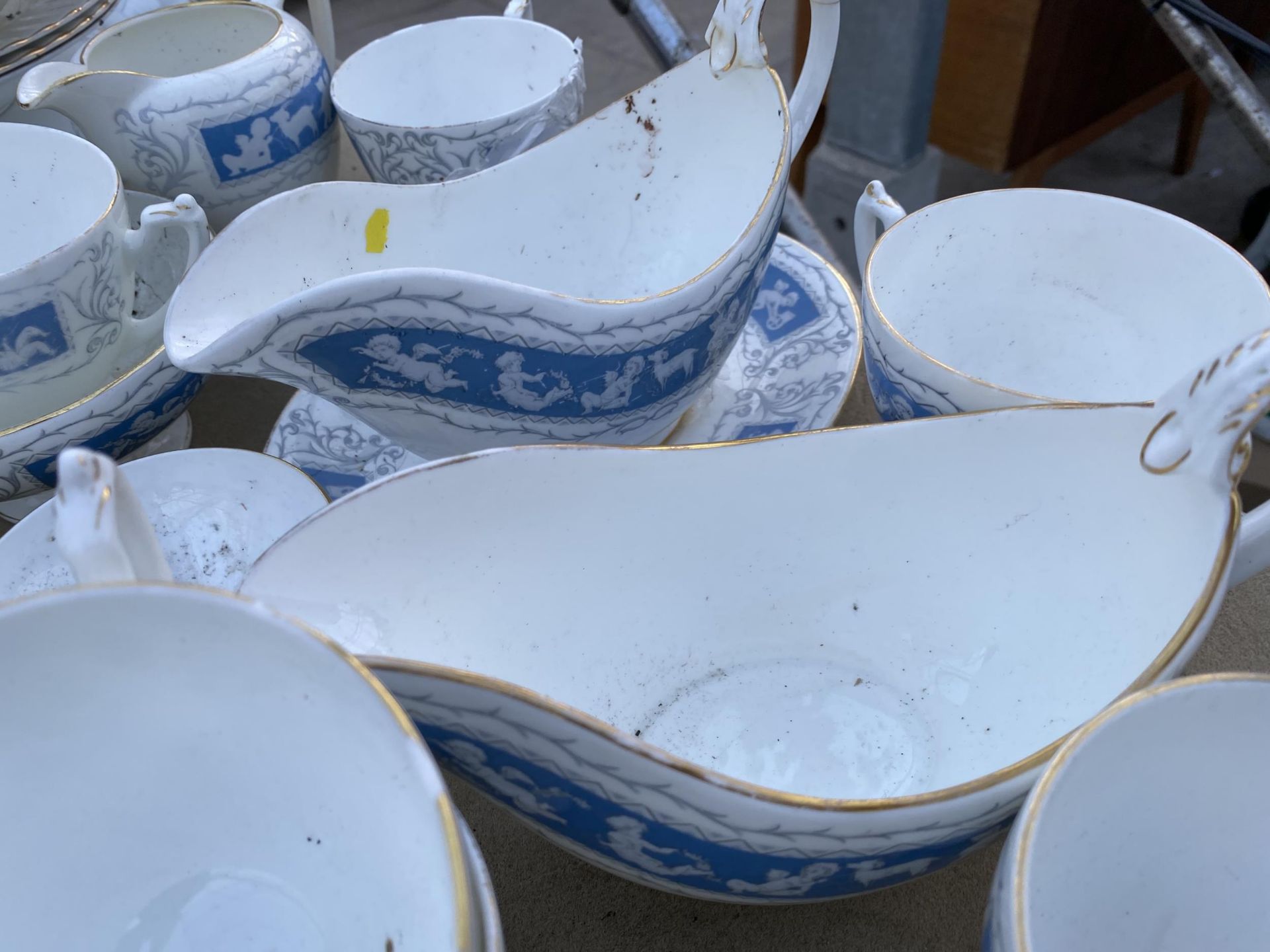 A LARGE ASSORTMENT OF CERAMIC ITEMS TO INCLUDE COALPORT CUPS, JUG AND GRAVY BOATS ETC - Image 4 of 4