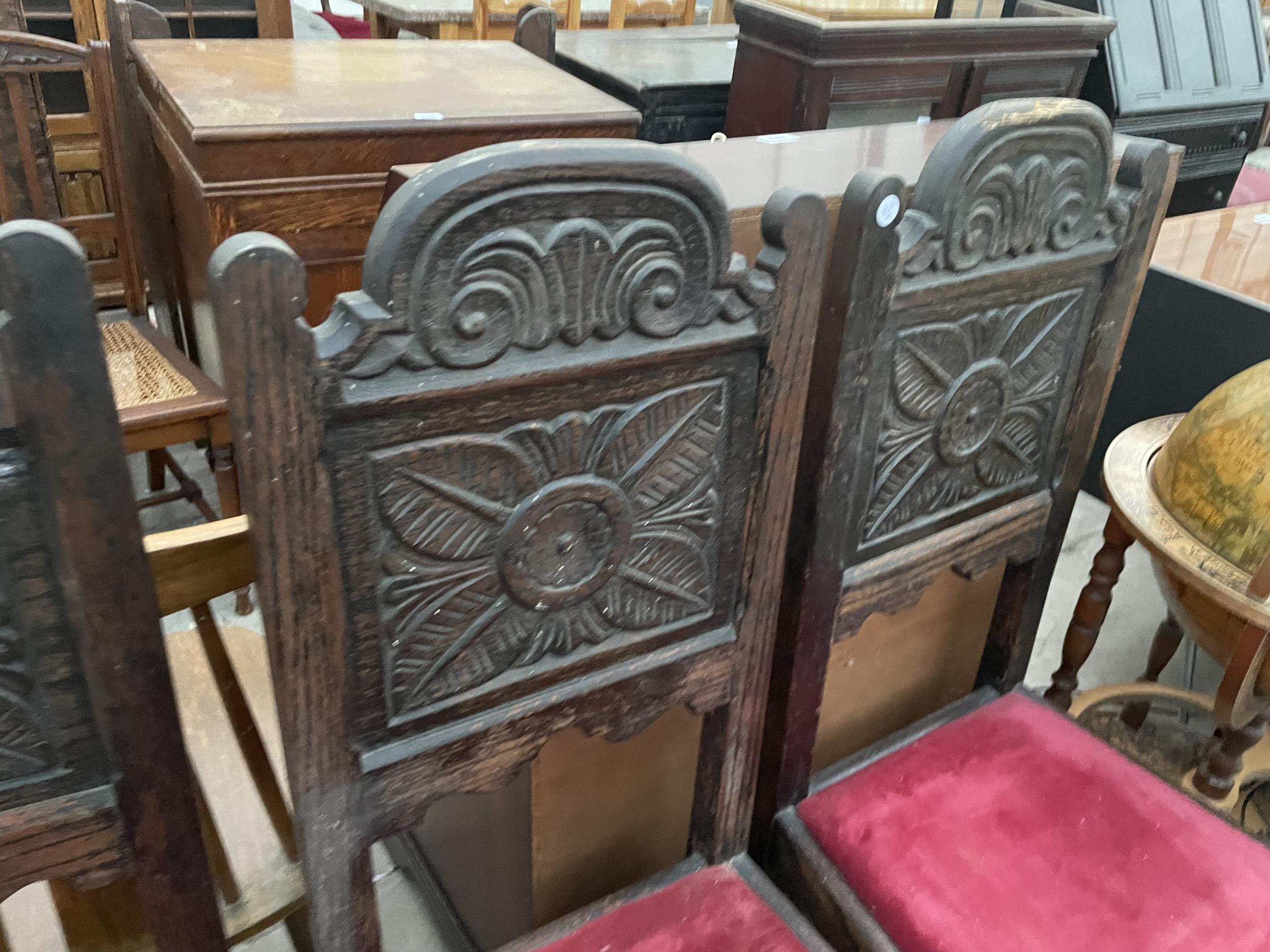 A SET OF FOUR OAK JACOBEAN STYLE DINING CHAIRS WITH CARVED BACK PANEL, TURNED FRONT LEGS AND - Image 4 of 5