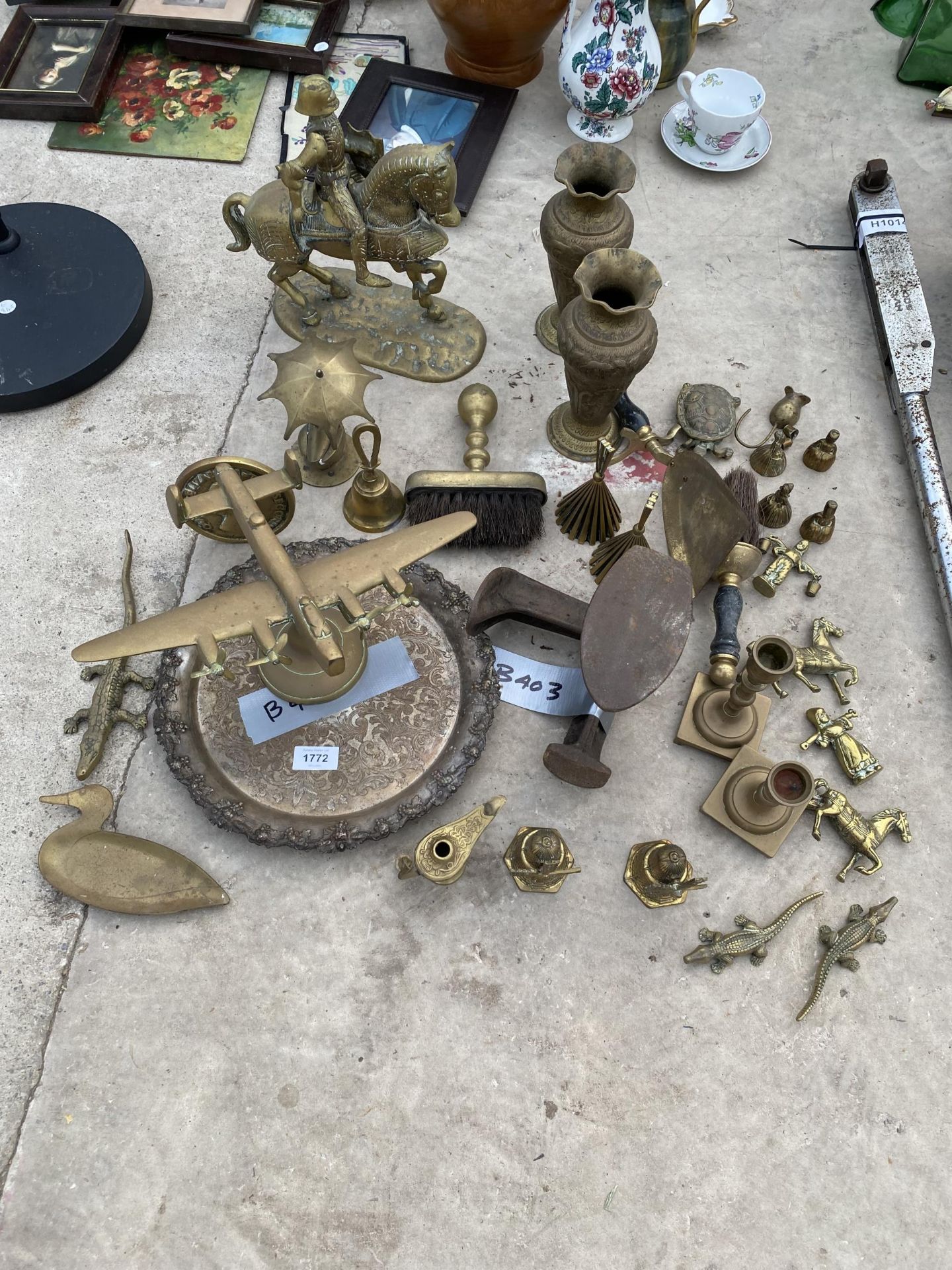 A LARGE ASSORTMENT OF MAINLY BRASS ITEMS TO INCLUDE A COBBLERS LAST, BRASS VASES AND A LARGE BRASS