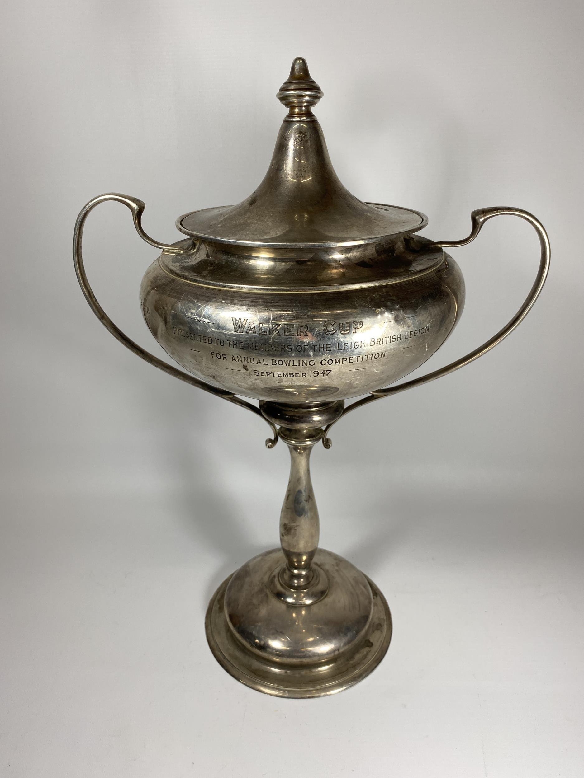 A LARGE GEORGE V SOLID SILVER TWIN HANDLED LIDDED TROPHY CUP, HALLMARKS FOR COLLIS & CO,