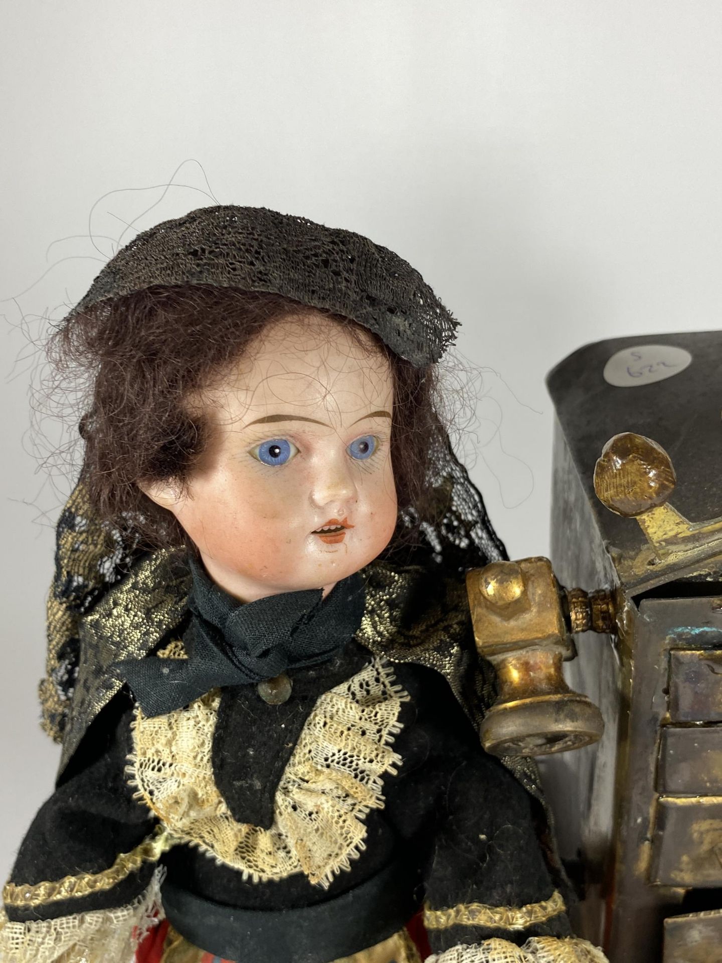 AN UNUSUAL MUSICAL PORCELAIN HEADED DOLL FIGURE OF A HOT POTATO SELLER - Image 3 of 5