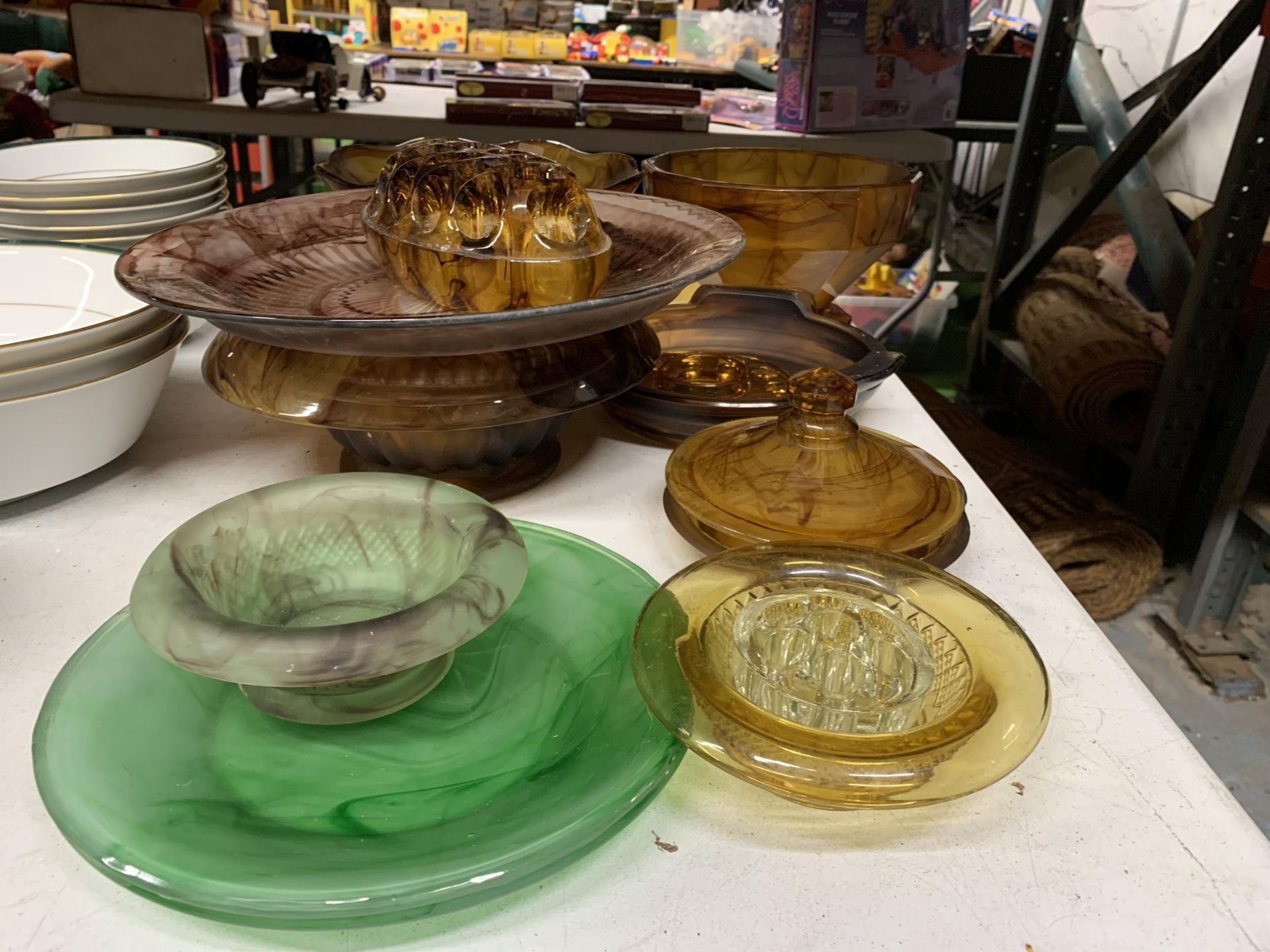 A LARGE QUANTITY OF CLOUD GLASS IN VARIOUS COLOURS TO INCLUDE BOWLS, PLATES, FROGS, ETC - Bild 2 aus 3