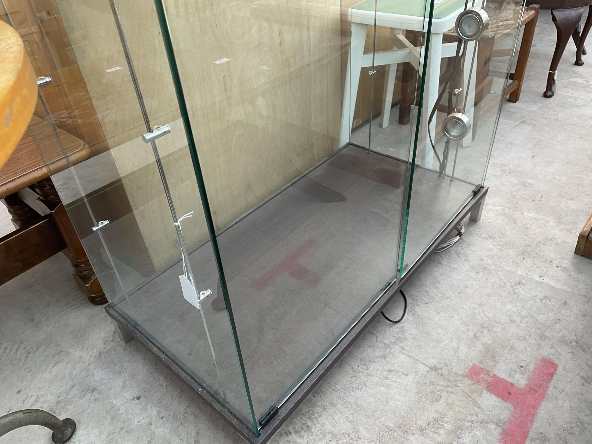 A MODERN GLASS ILLUMINATED DISPLAY CABINET, 36" WIDE - Image 3 of 4