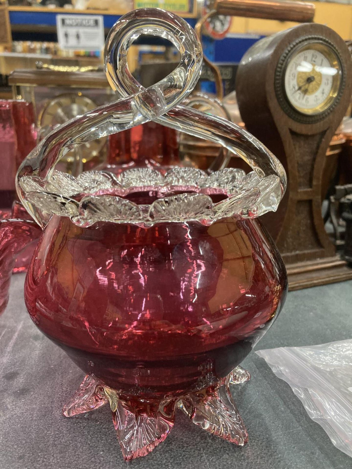 A PAIR OF CRANBERRY GLASS JUGS HEIGHT 16CM - Image 2 of 4