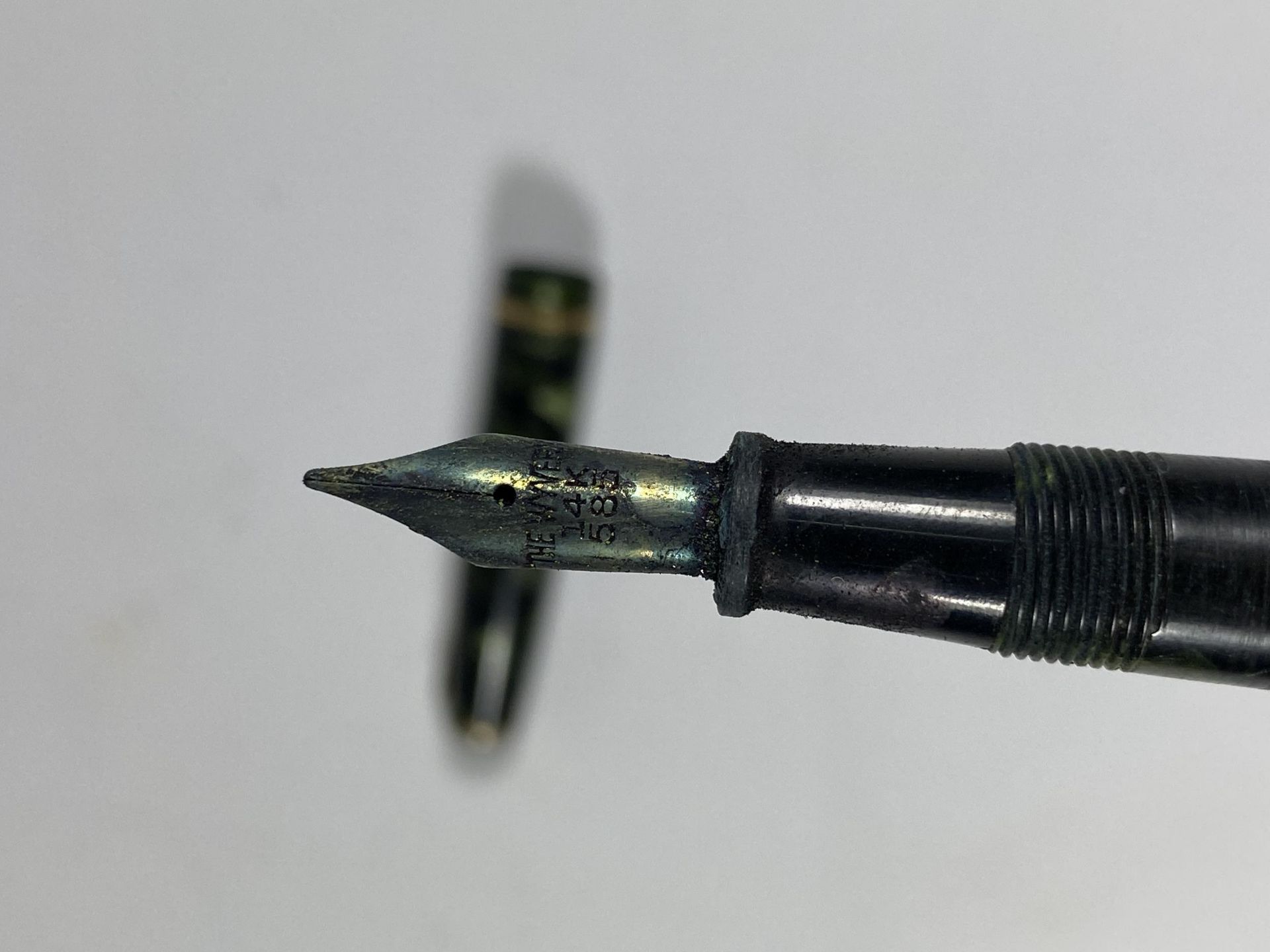 A VINTAGE WYVERN 14CT YELLOW GOLD NIBBED FOUNTAIN PEN - Bild 2 aus 3