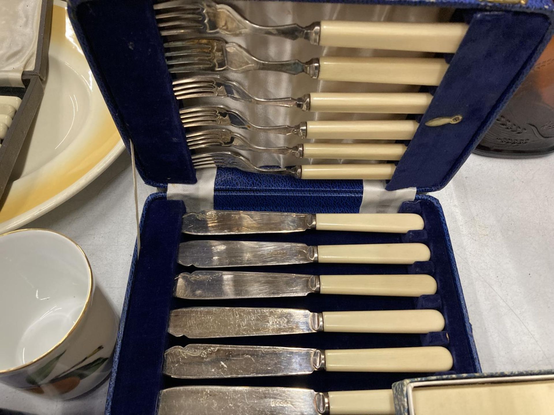 A QUANTITY OF VINTAGE BOXED FLATWARE TO INCLUDE KNIVES, SPOONS, SERVING SPOONS, TONGS, ETC - Image 3 of 5