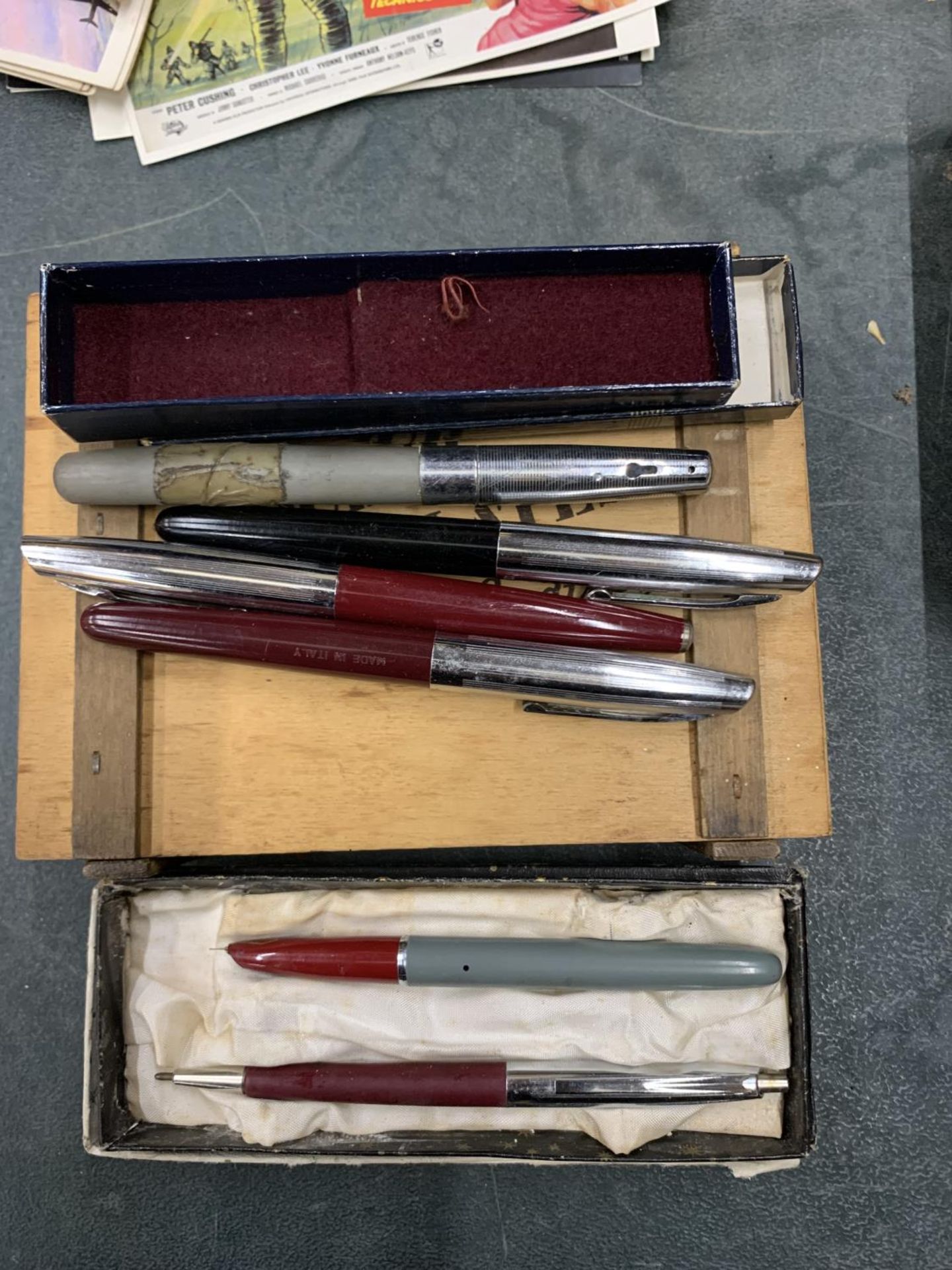 A QUANTITY OF VINTAGE FOUNTAIN AND BALLPOINT PENS