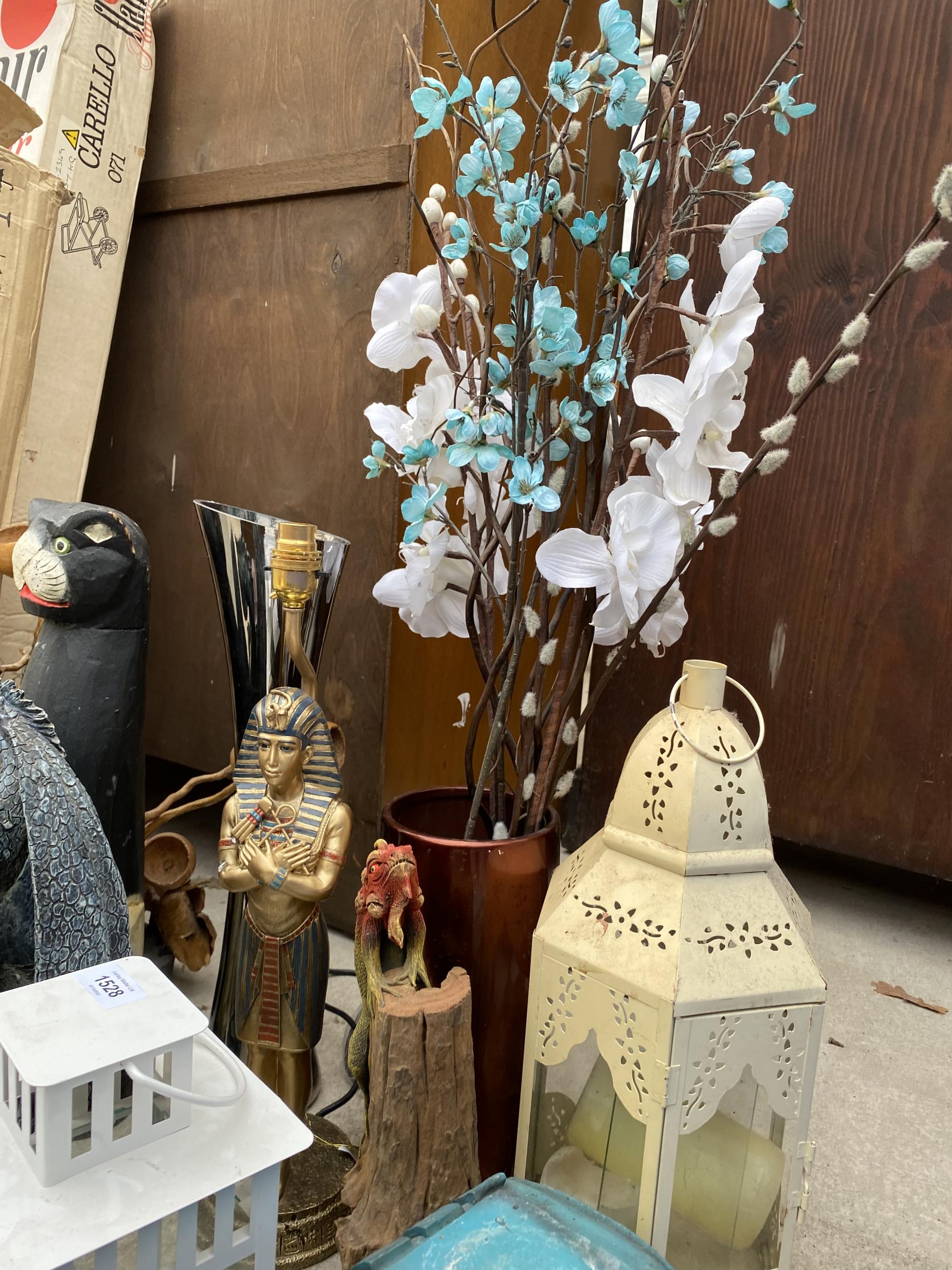 A LARGE ASSORTMENT OF ITEMS TO INCLUDE VASES, FIGURES AND A LAMP ETC - Image 3 of 4