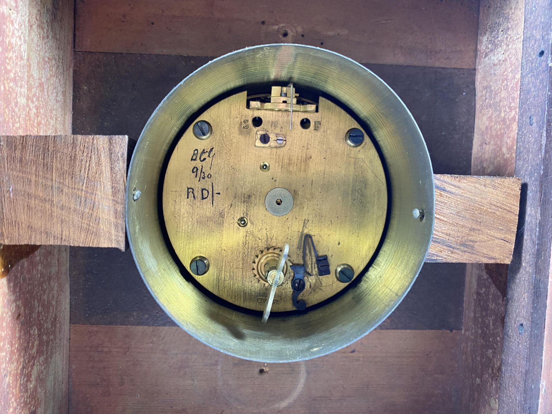 A 19TH CENTURY INLAID MAHOGANY MANTLE CLOCK WITH ROMAN NUMERALS AND ENAMEL DIAL, HEIGHT 28CM - Image 5 of 6