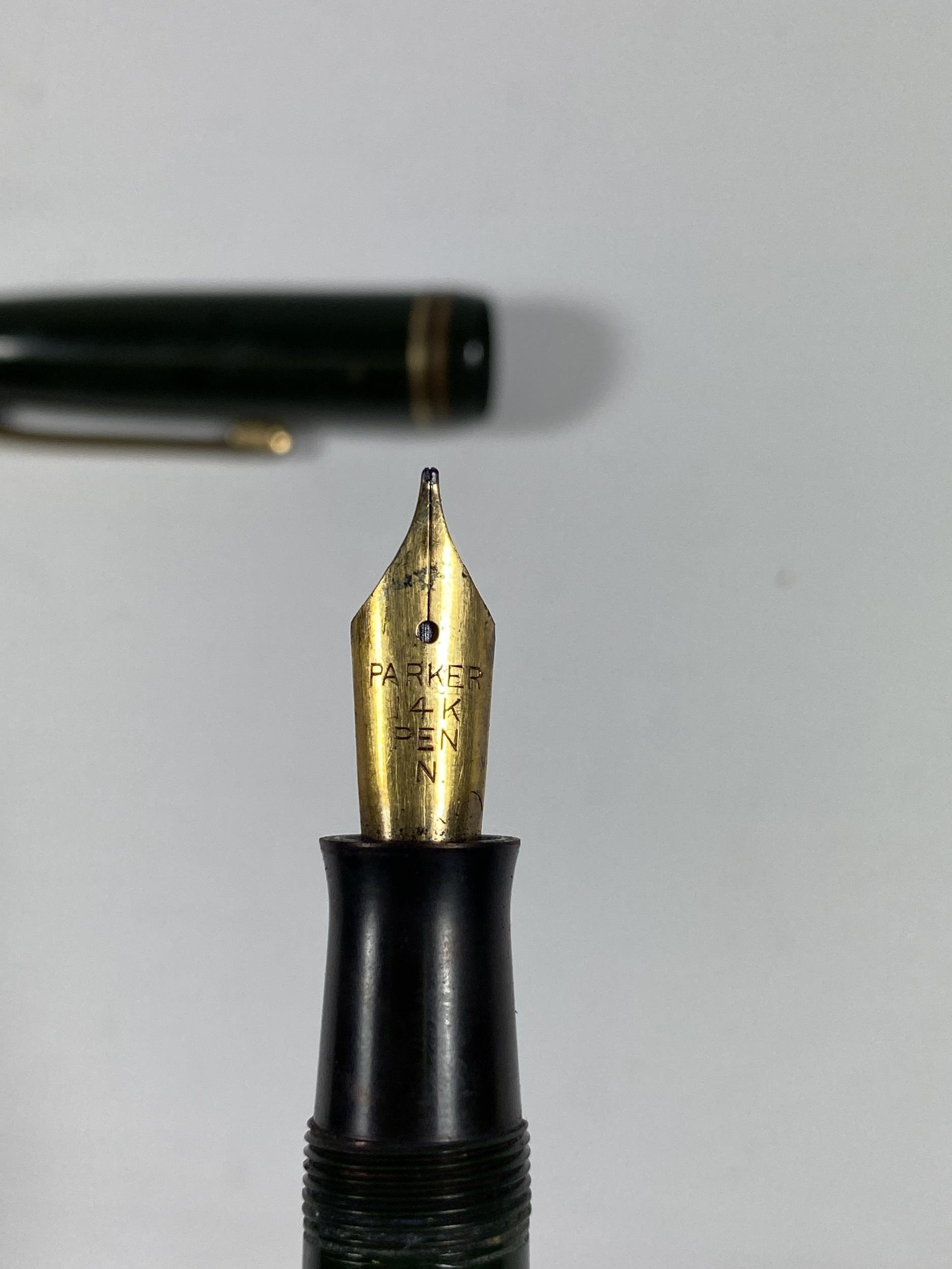 A VINTAGE PARKER 14CT GOLD NIBBED FOUNTAIN PEN - Image 2 of 2