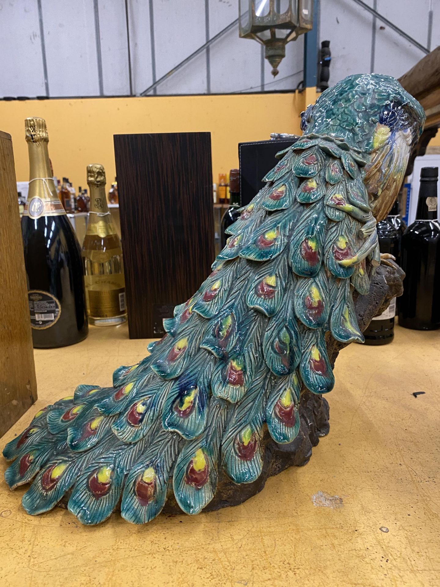 A LARGE MAJOLICA STYLE PEACOCK CERAMIC FIGURE, A/F HEIGHT APPROX 39CM, WIDTH 40CM - Bild 6 aus 6