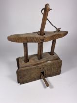 AN UNUSUAL 18TH CENTURY OAK WOODEN MOUSETRAP, HEIGHT 28CM