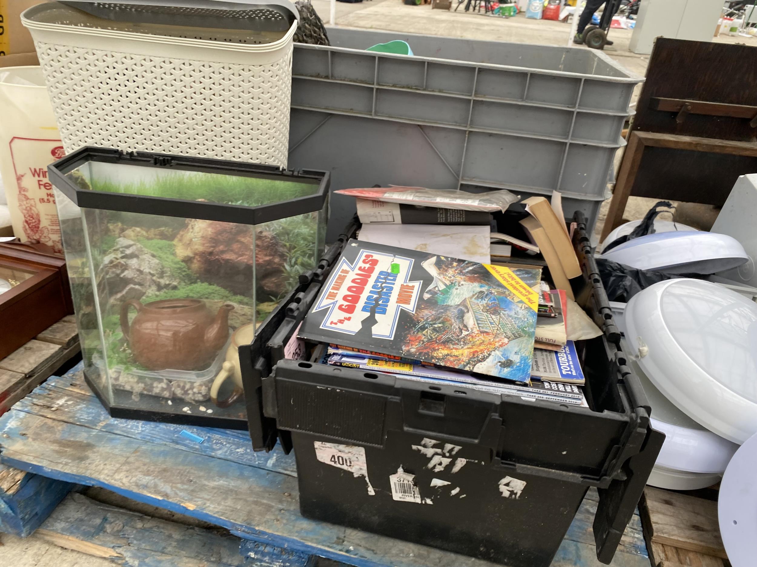 AN ASSORTMENT OF HOUSEHOLD CLEARANCE ITEMS TO INCLUDE BOOKS AND CERAMICS - Image 5 of 5