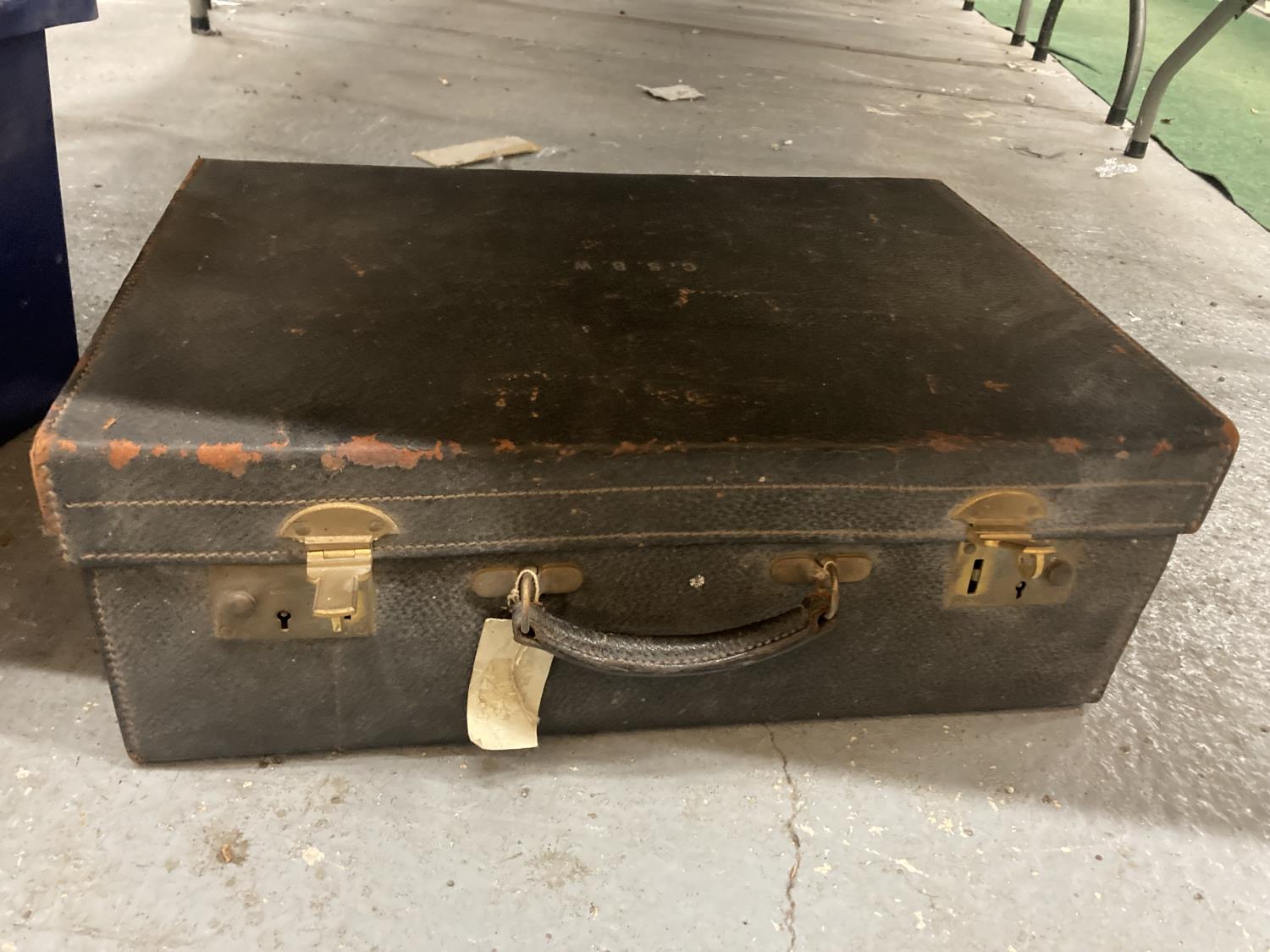 A VINTAGE SUITCASE CONTAINING VINTAGE BRUSHES WITH MONOGRAMS, CAPS, SCARVES, ETC - Image 4 of 4