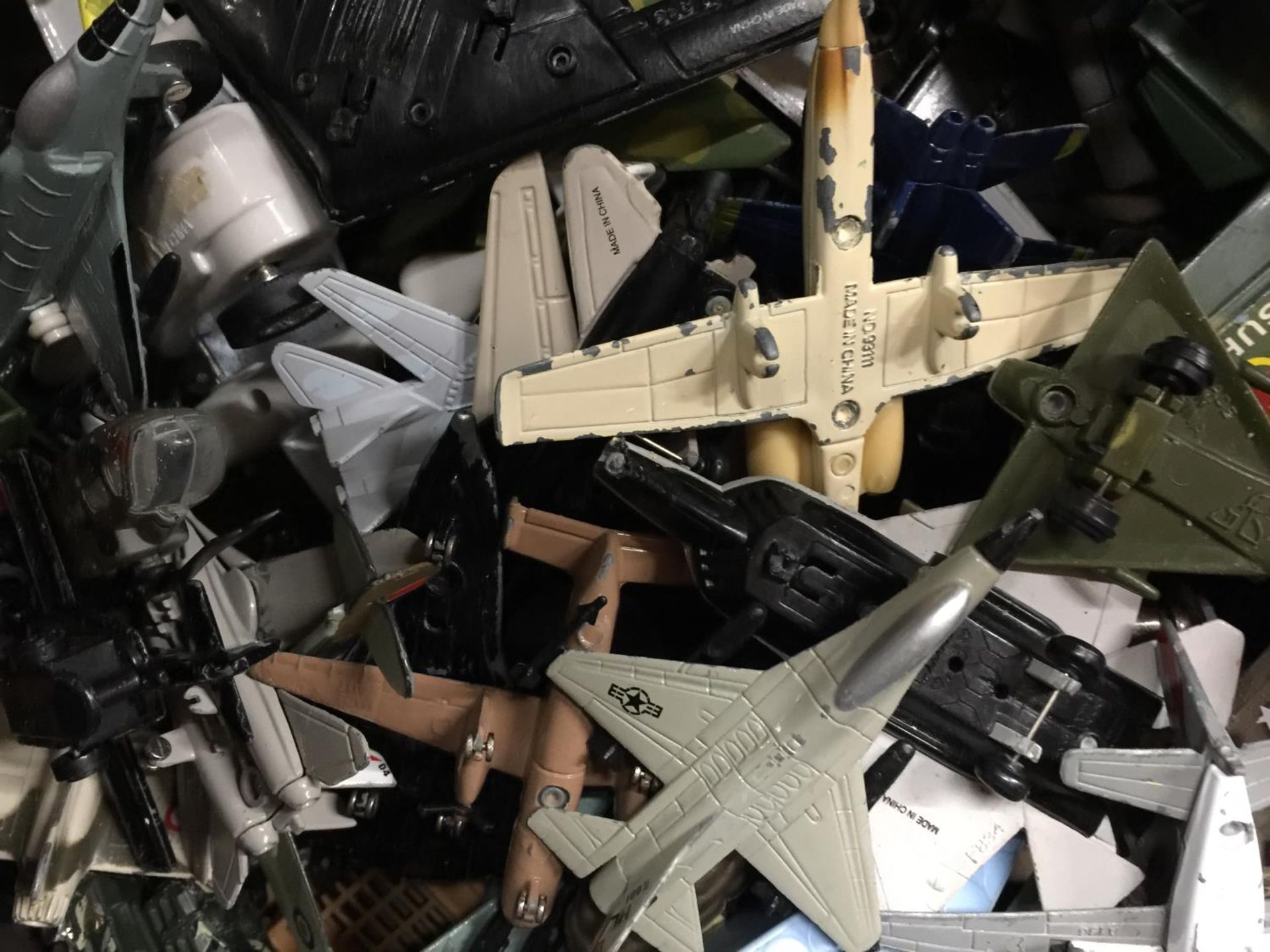 A LARGE QUANTITY OF PLASTIC AND DIECAST TOY ARMY VEHICLES AND PLANES - Image 3 of 4