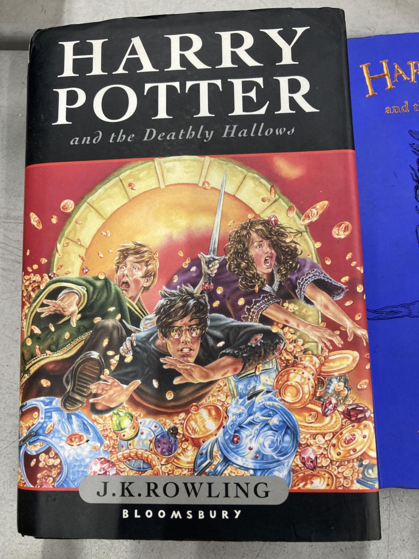 A FIRST EDITION HARDBACK COPY OF HARRY POTTER AND THE DEATHLY HALLOWS PLUS HARRY POTTER AND THE - Bild 2 aus 5